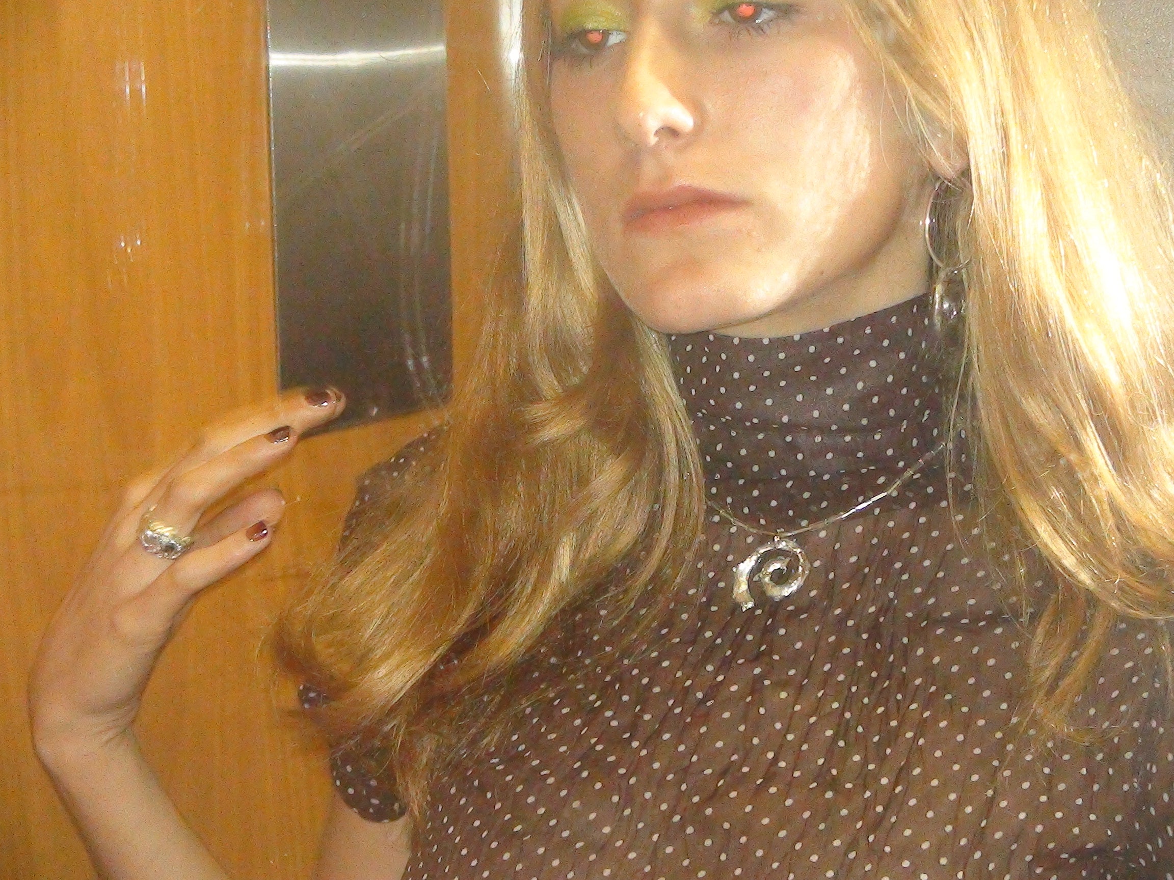 close up collier spirale en étain et perles de rocailles upcyclées de seconde main