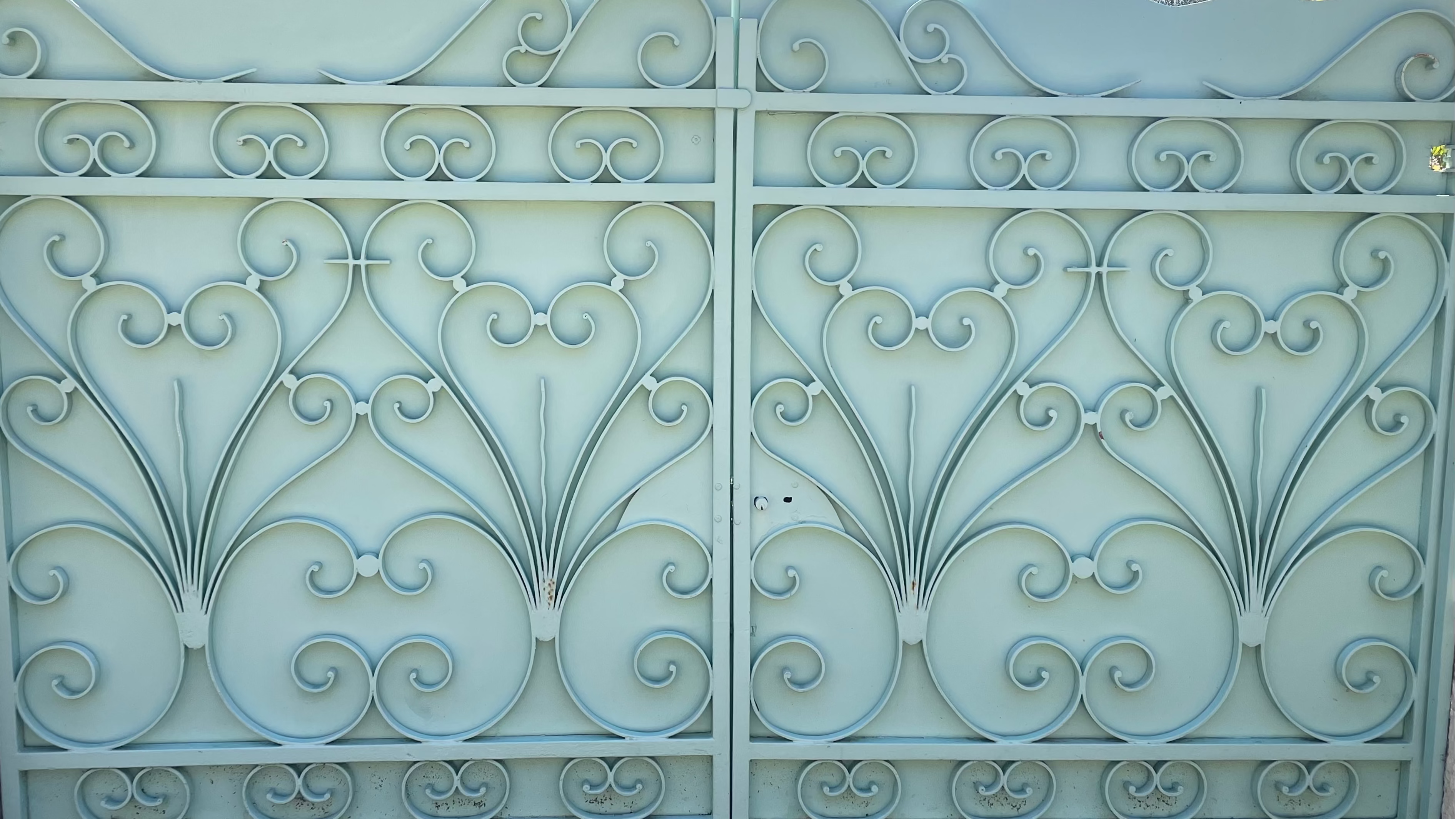 Portail en ferronnerie d'art, inspiration pour collection de bijoux Lolie, pièces uniques fondues à la main