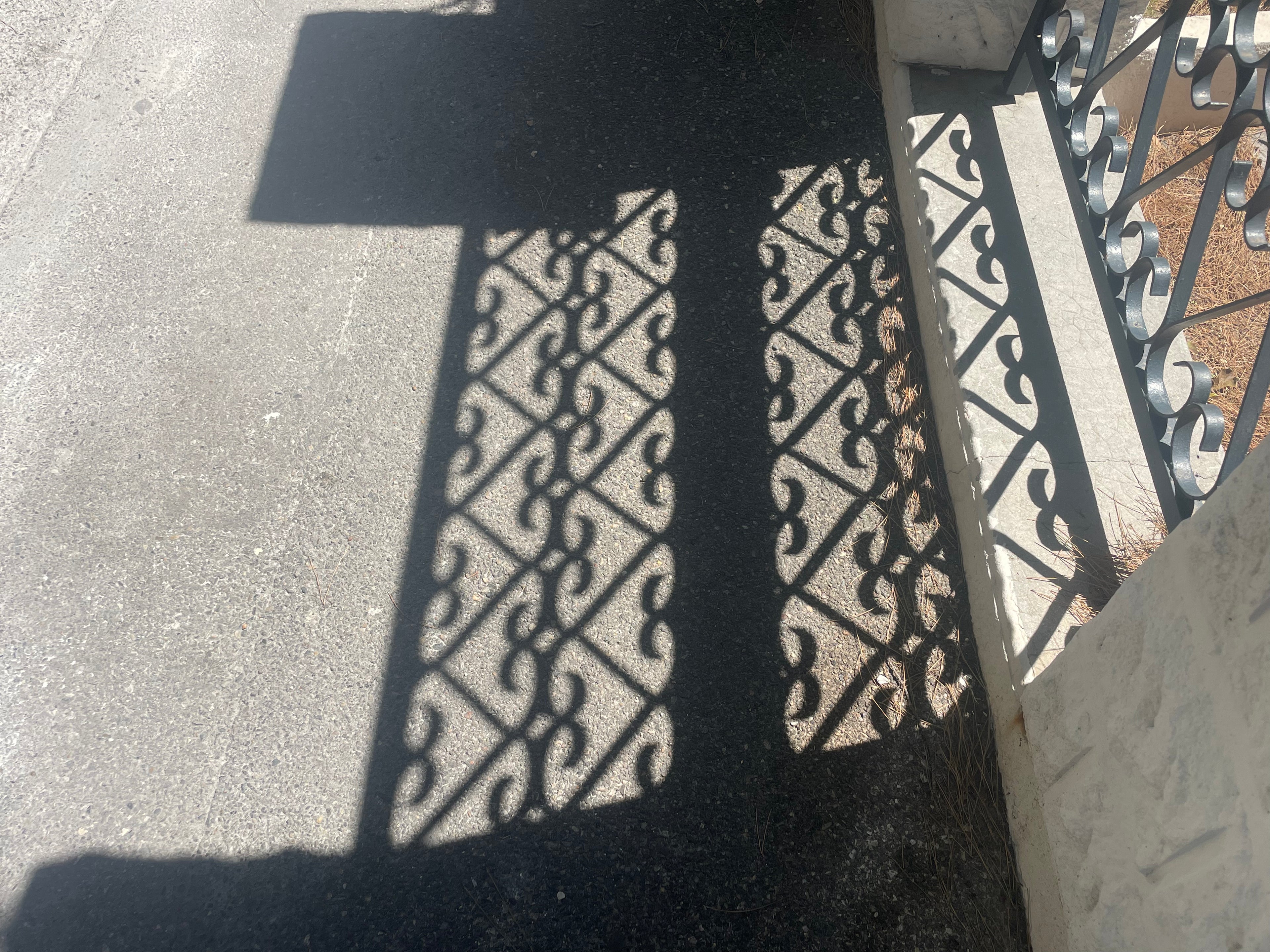 ferronnerie d'art inspirant les bijoux Lolie fondu artisanalement en étain 