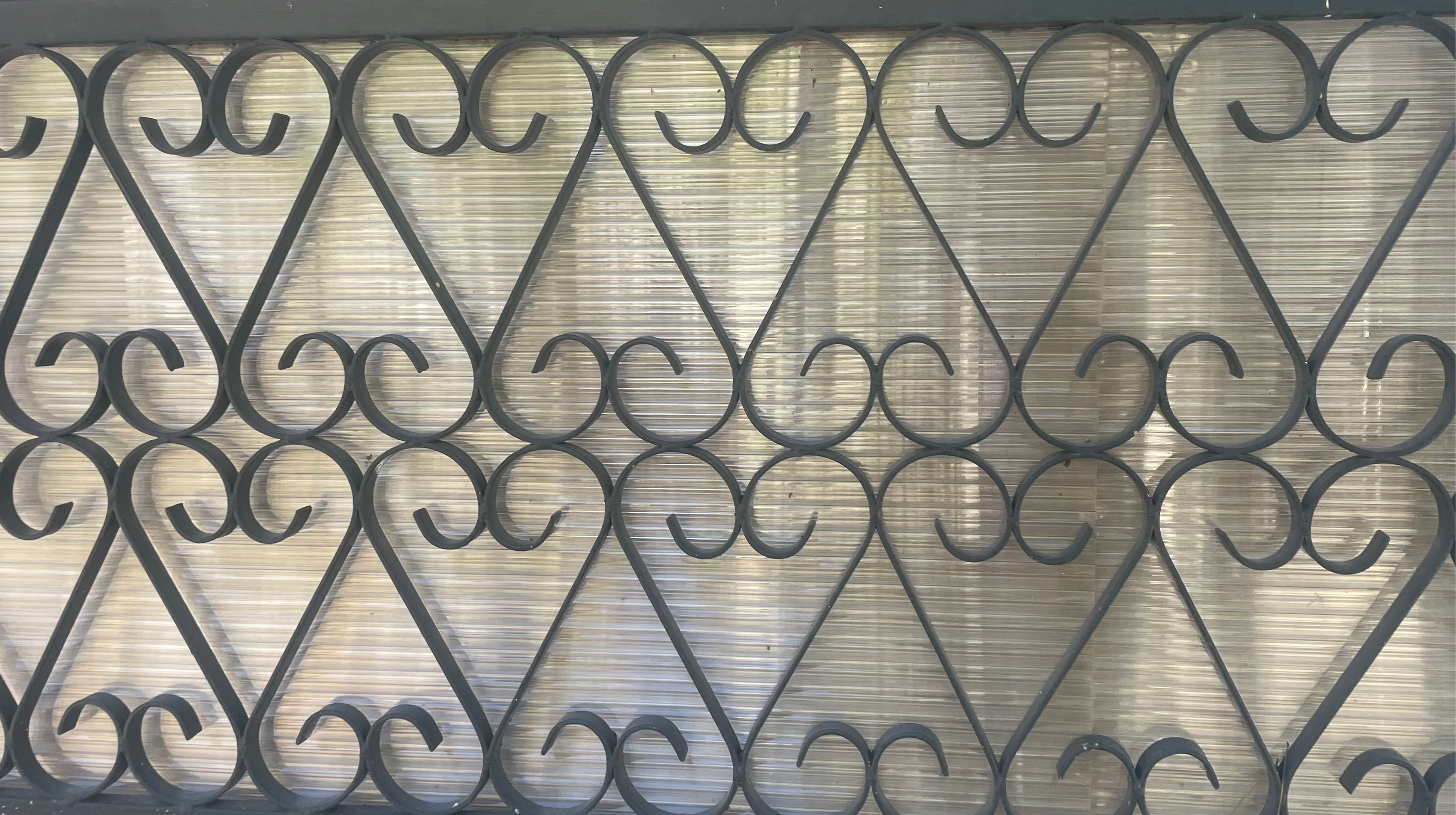 motif coeur ou double volute inspirant la collectionn de bijoux uniques fondus à la main selon un procédé artisanal propre à Lolie