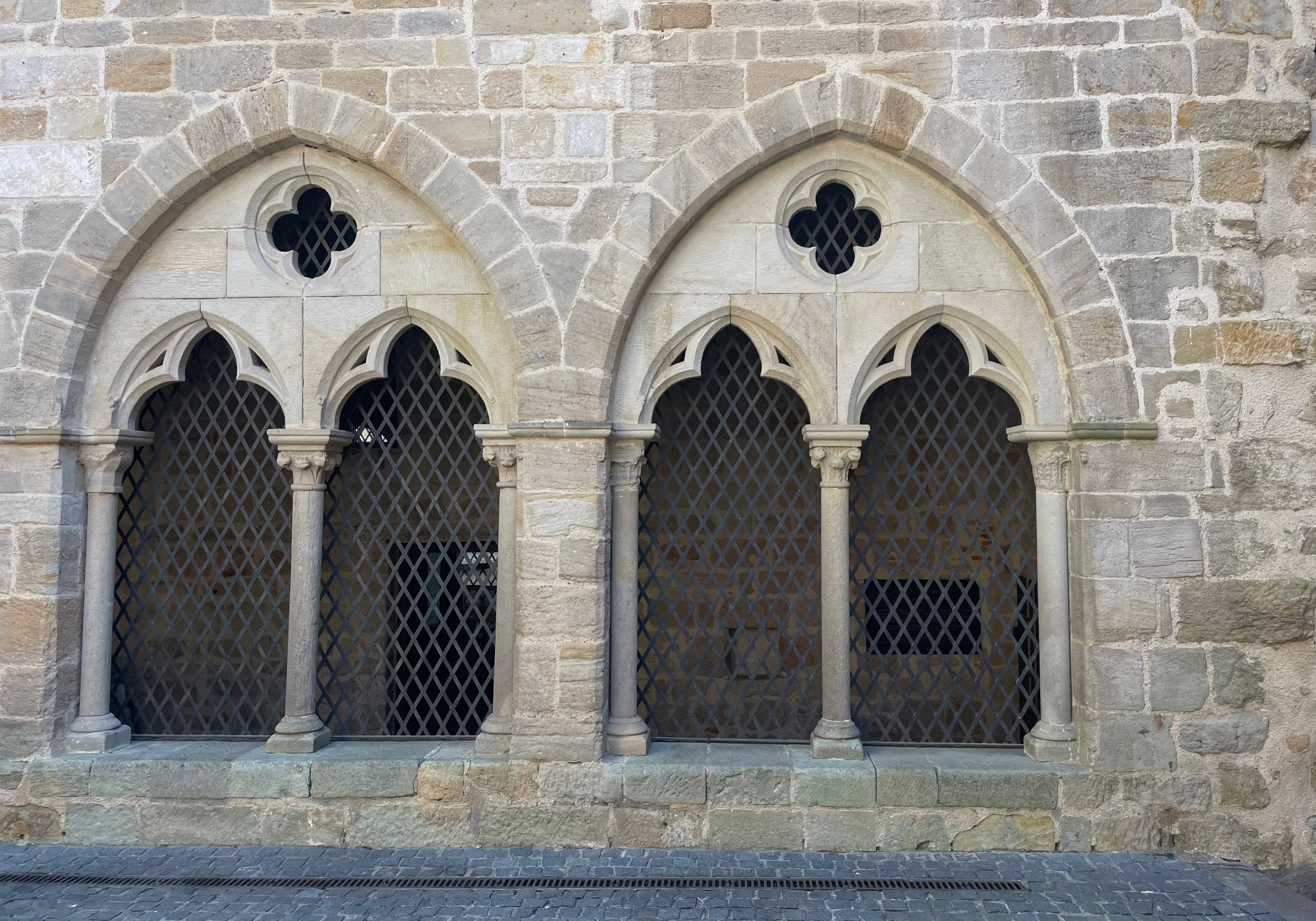 devanture architecture au motifs géométriques et floraux inspiration collection de bijoux de Lolie