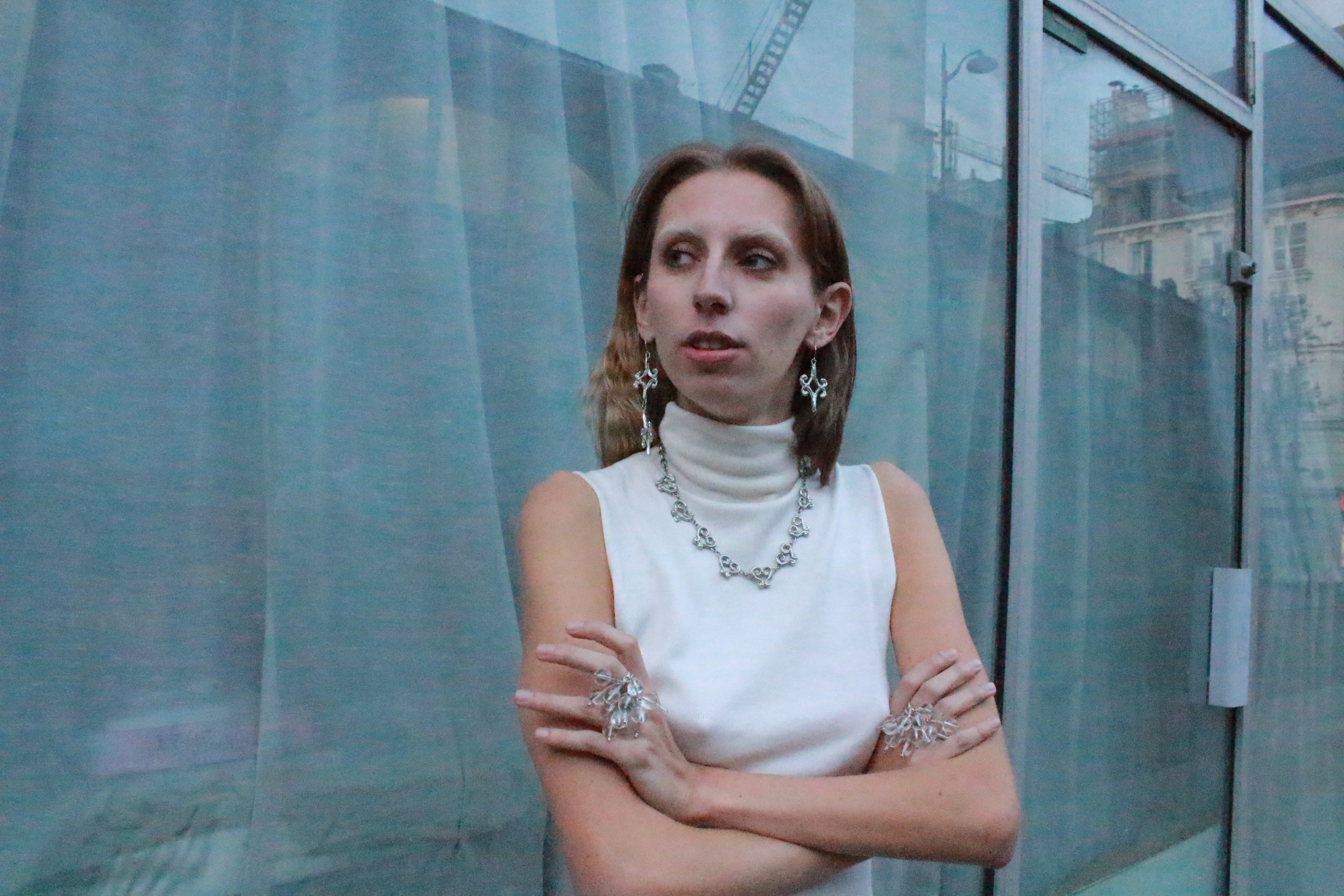 shooting éditorial boucles d'oreilles losange stylisé inspirées de la ferronnerie d'art avec pendentifs fondus individuellement selon un procédé artisanal unique mis au point par la marque de bijoux Lolie, finition argenté