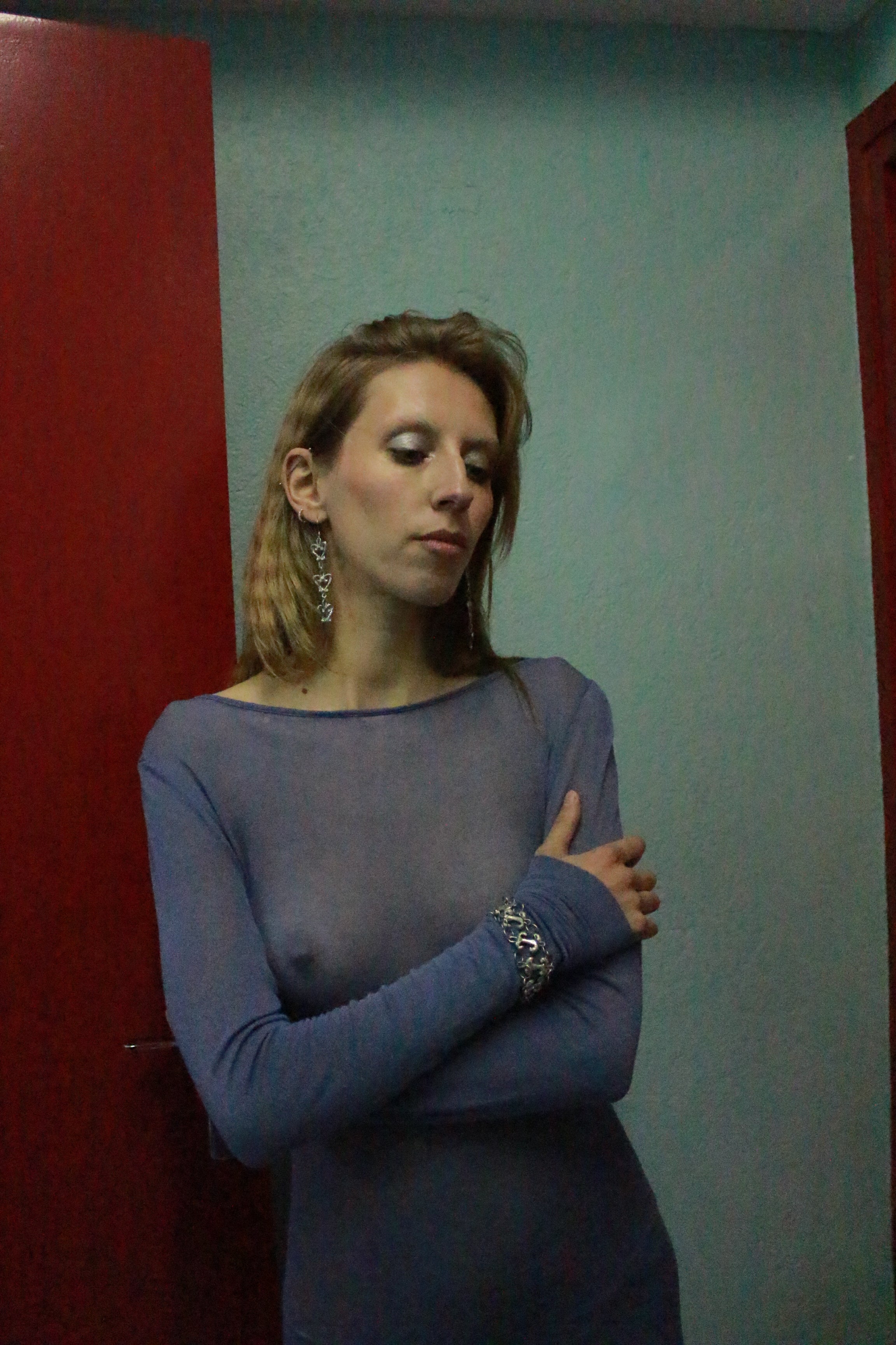 Shooting éditorial bracelet « Orbevoie » en étain fondu à la main, finition argentée, création artisanale Lolie bijoux uniques