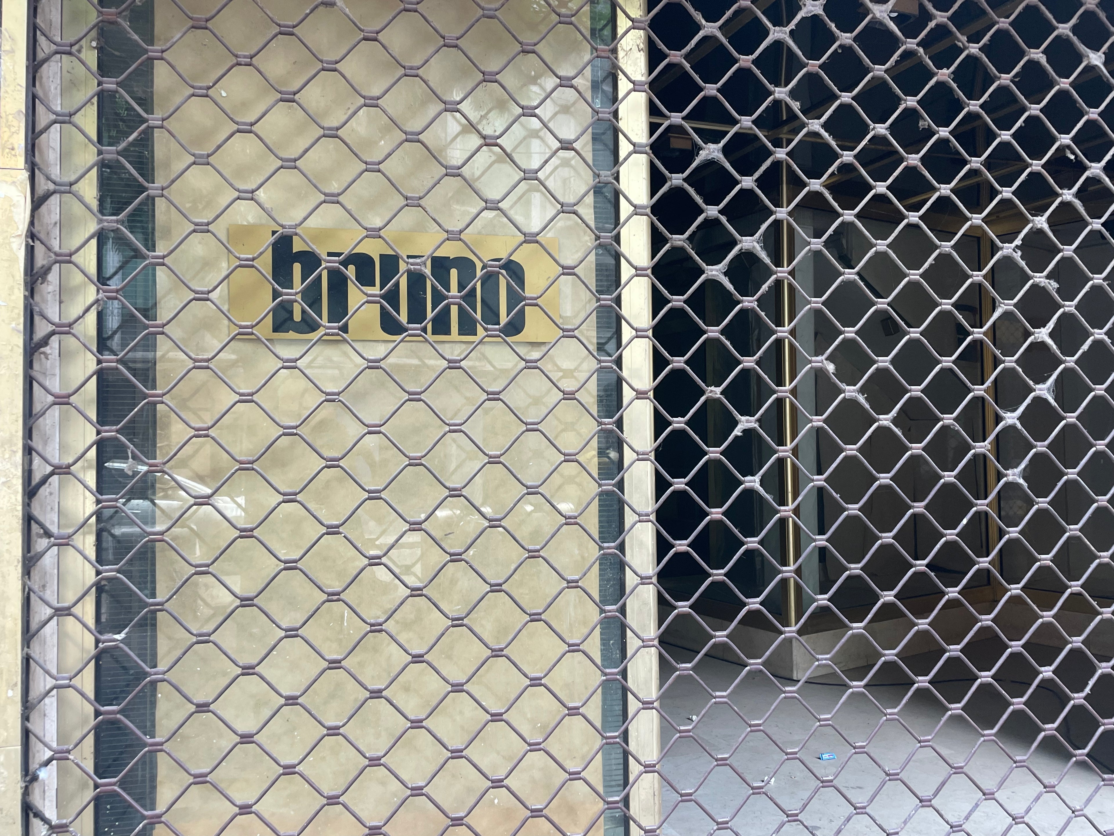 grille de magasin au motif artistique source d'inspiration bijoux Lolie