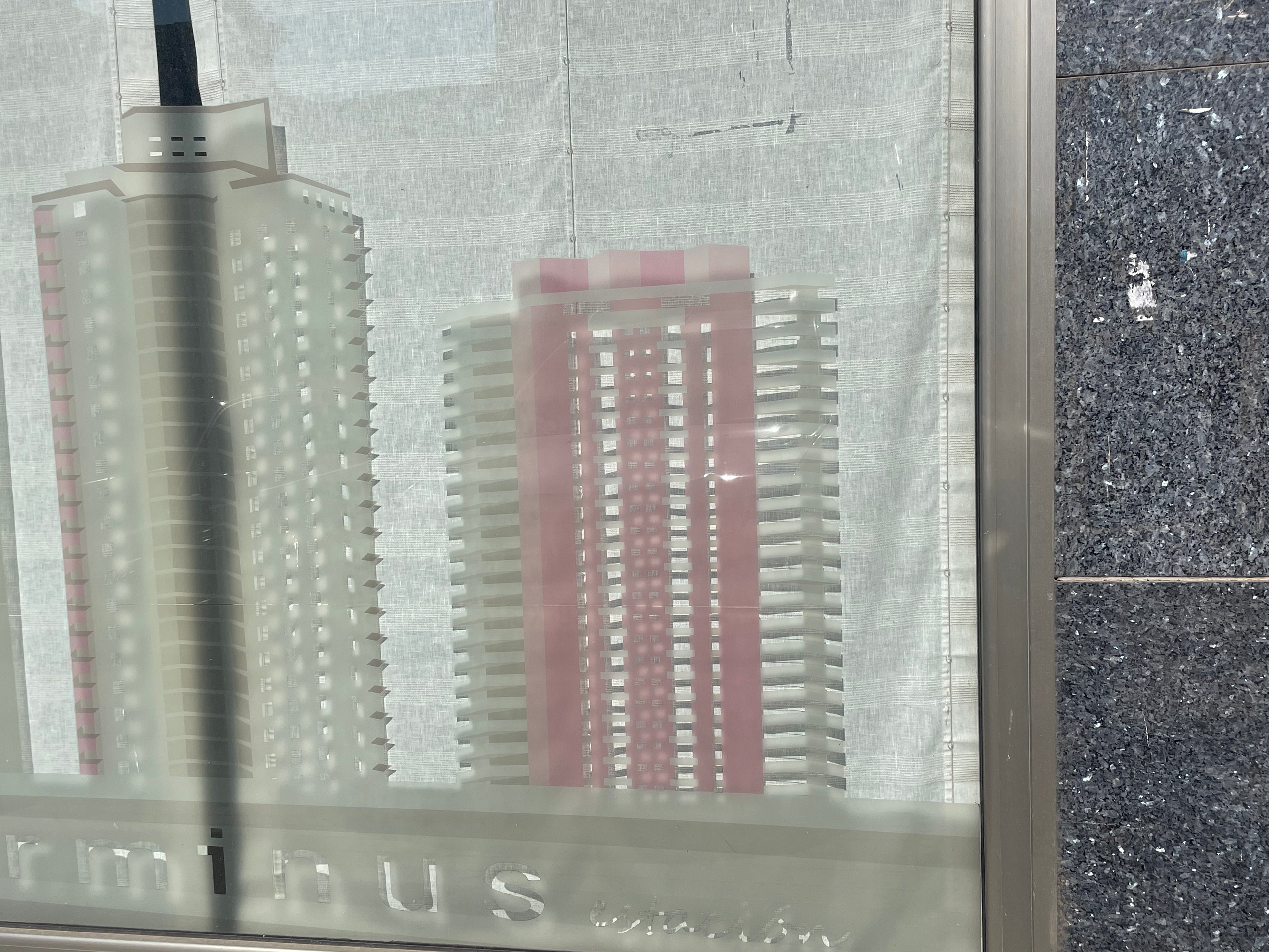 devanture de magasin couleur rose pale et blanc inspirant l'univers de la marque de bijoux Lolie