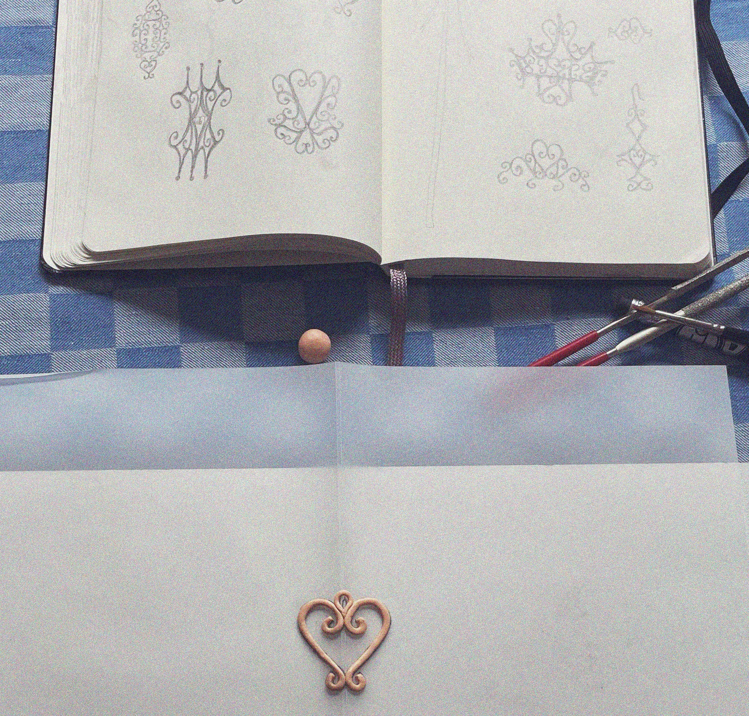 studio, atelier de création de bijoux en étain fondu à la main, première étape artisanale réalisation d'un prototype en pâte polymère pour le moule en argile pour la fonte du bijou en étain