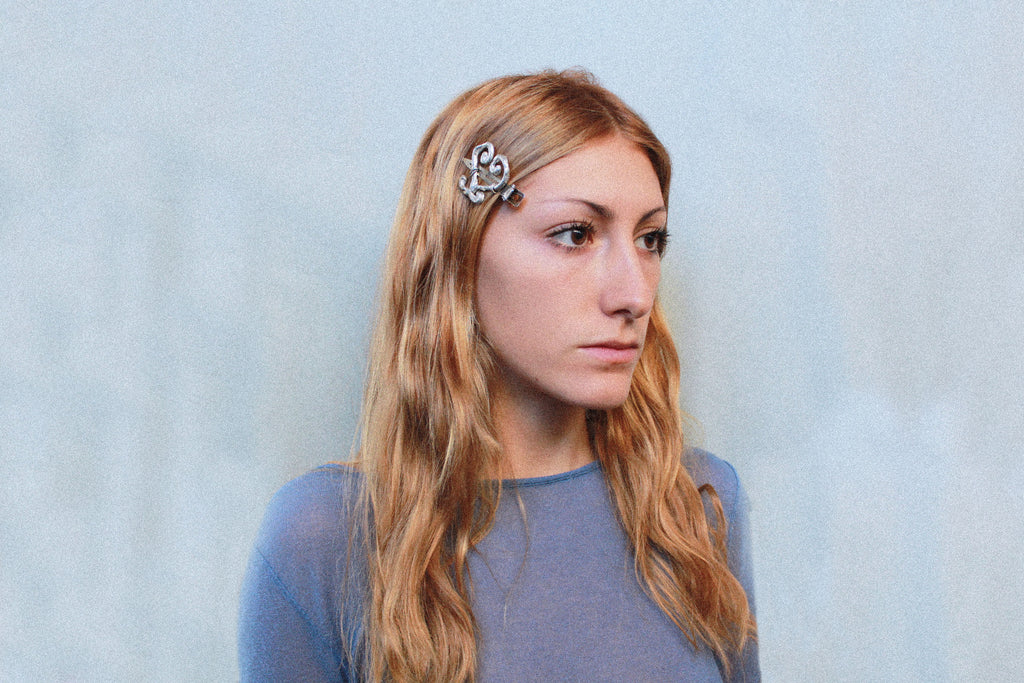 Barette en étain fondu individuellement selon un procédé artisanal unique mis au point par la marque de bijoux Lolie, finition argenté