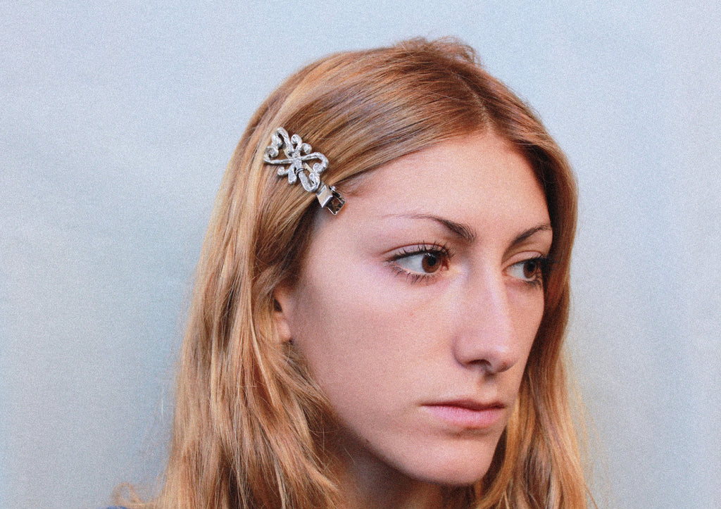 Close up barette "orbevoie" en étain fondu individuellement selon un procédé artisanal unique mis au point par la marque de bijoux Lolie, finition argenté