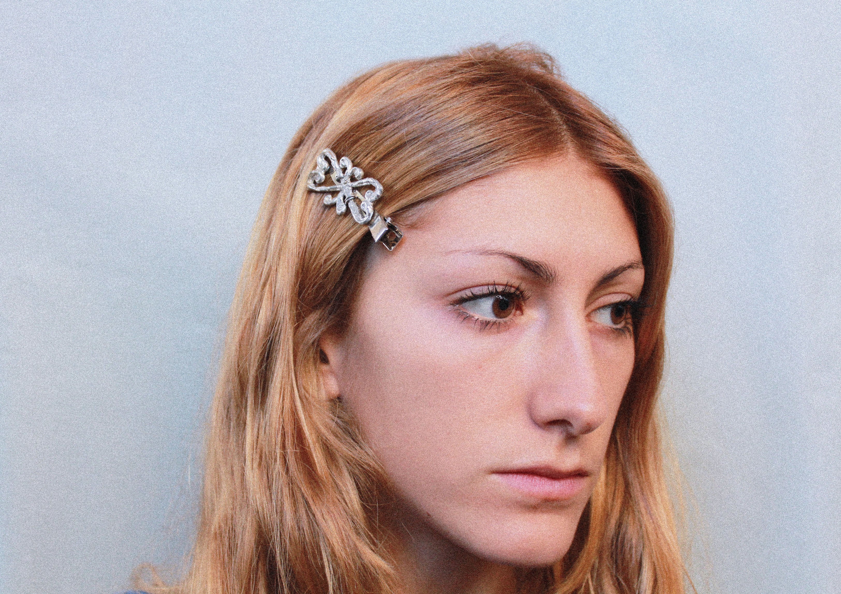 Close up barette "orbevoie" en étain fondu individuellement selon un procédé artisanal unique mis au point par la marque de bijoux Lolie, finition argenté