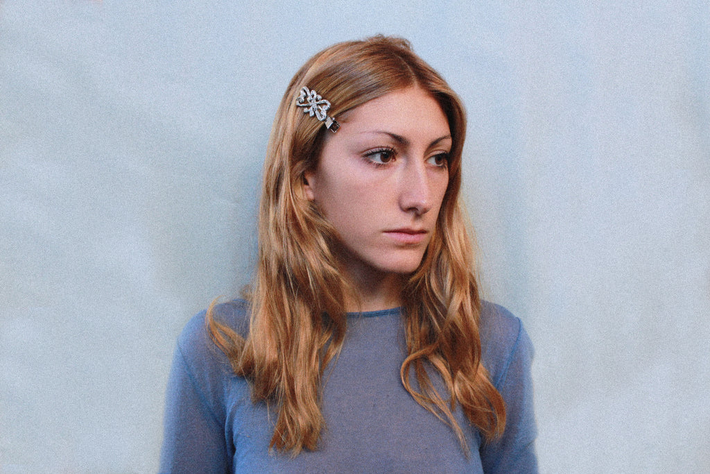 Barette "orbeveoie" en étain fondu individuellement selon un procédé artisanal unique mis au point par la marque de bijoux Lolie, finition argenté