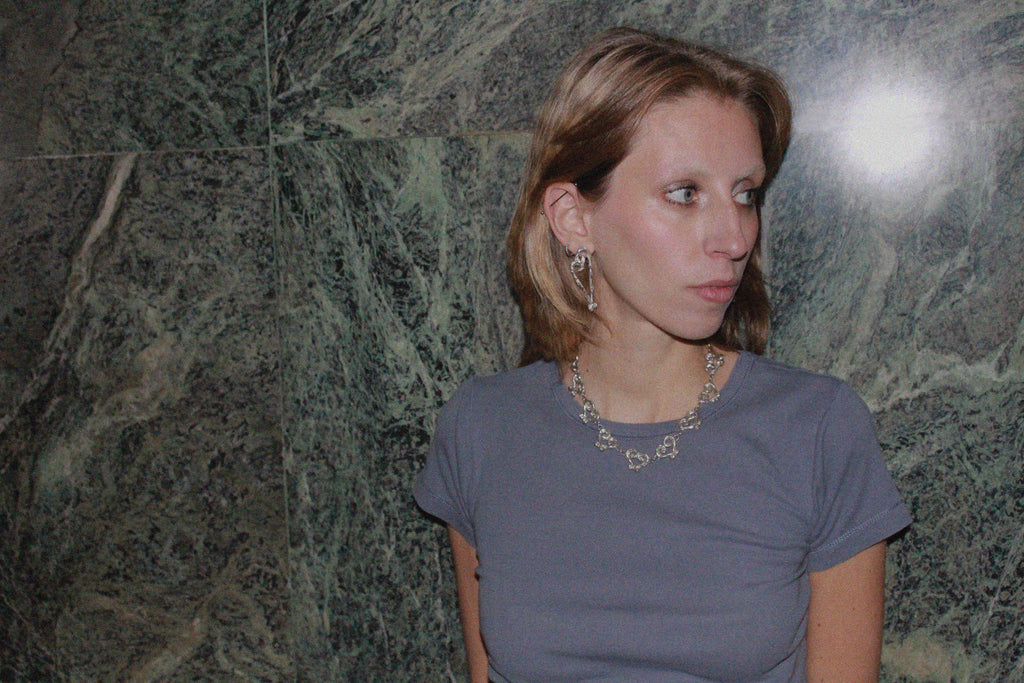 shooting éditorial collier coeur en étain argenté fondu individuellement à la commande selon un procédé artisanal unique mis en place par la marque de bijoux Lolie