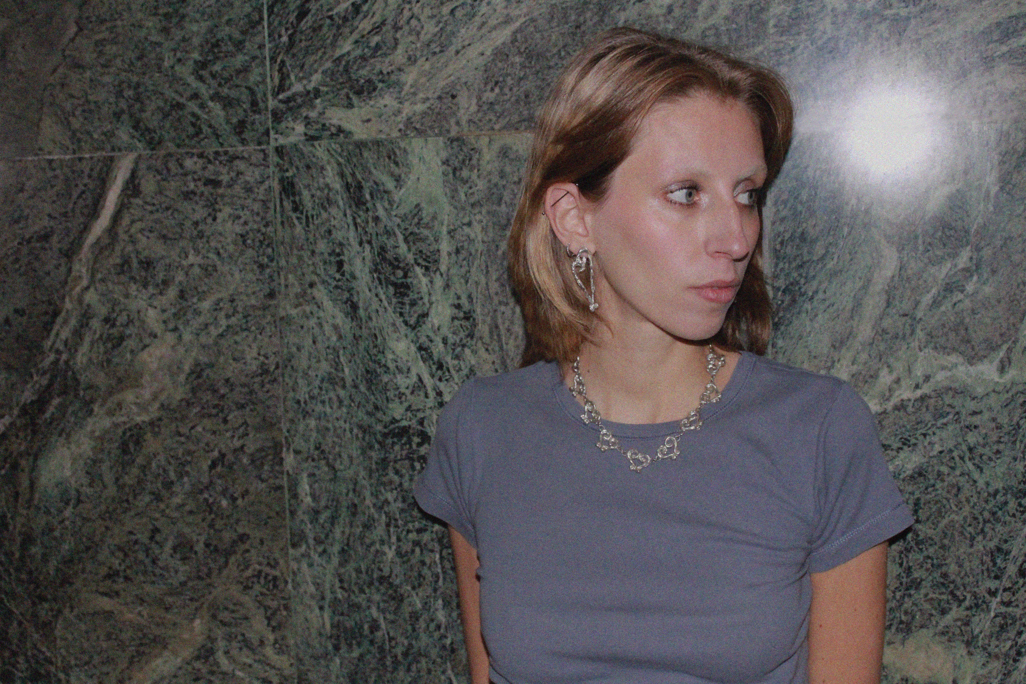 shooting éditorial collier coeur en étain argenté fondu individuellement à la commande selon un procédé artisanal unique mis en place par la marque de bijoux Lolie