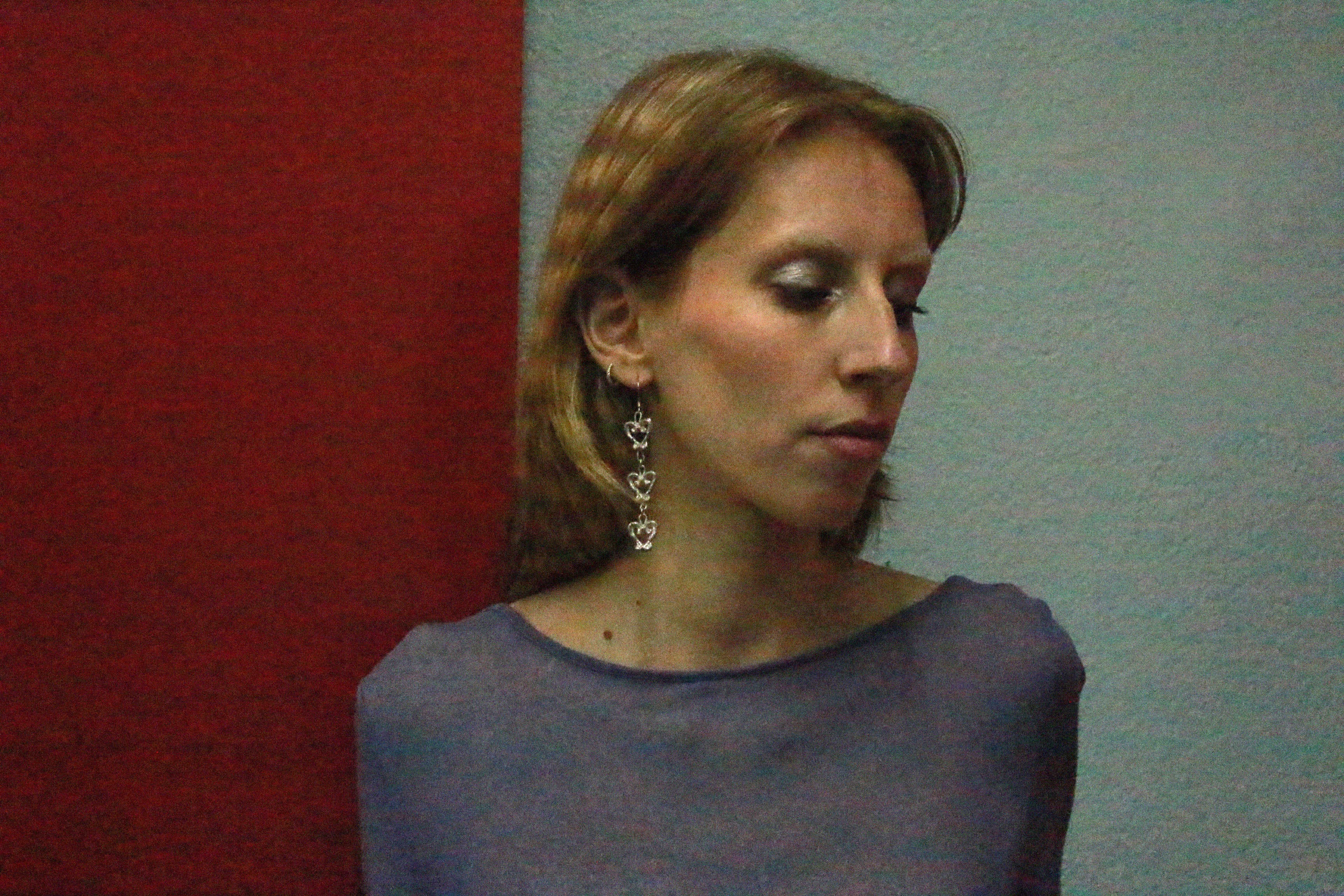 shooting éditorial boucles d'oreilles uniques triple coeur en étain fondu artisanalement