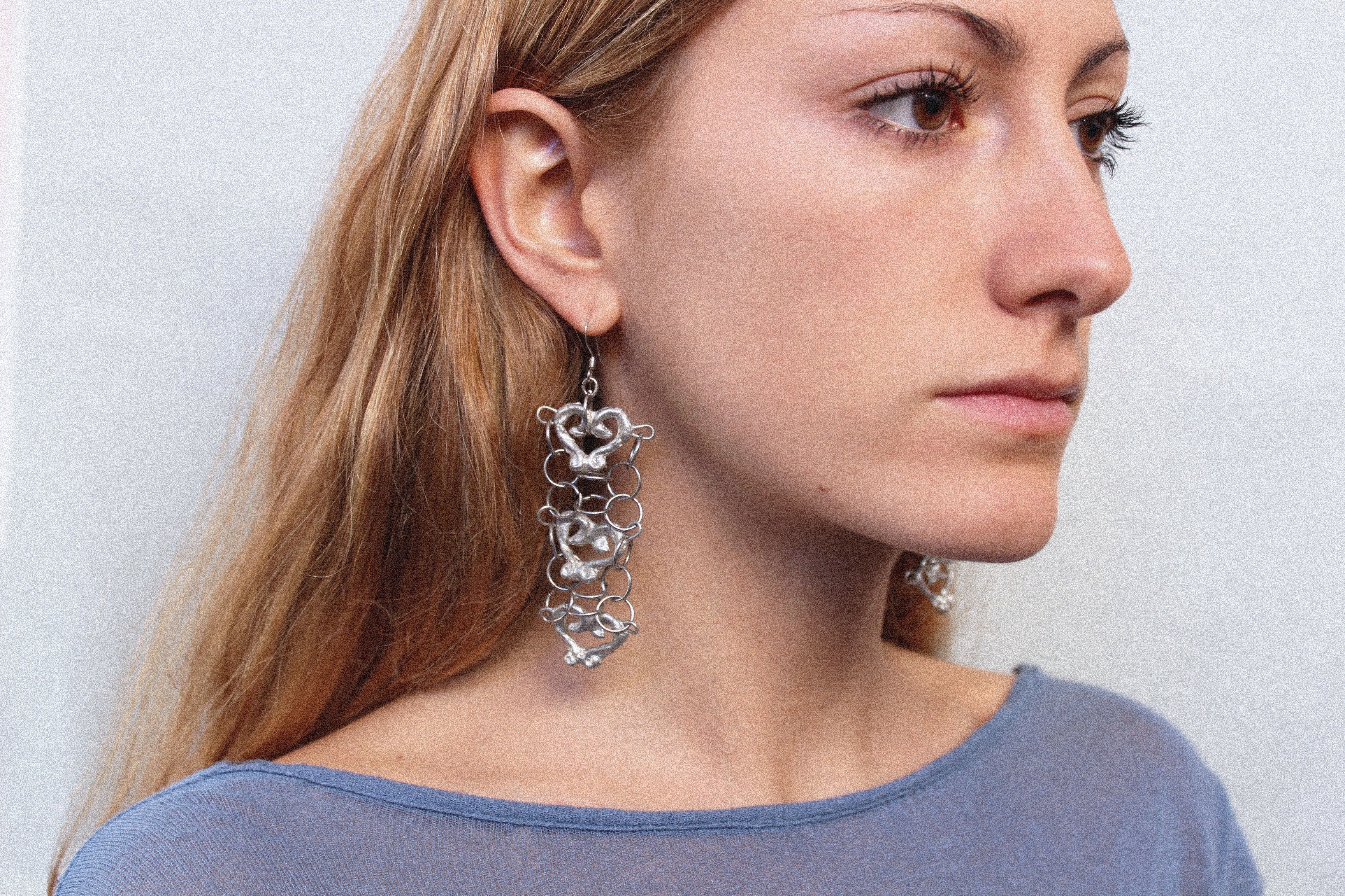 Close up boucles d'oreilles "orbevoie coeur" inspirées de la ferronnerie d'art avec pendentifs fondus individuellement selon un procédé artisanal unique mis au point par la marque de bijoux Lolie, finition argenté