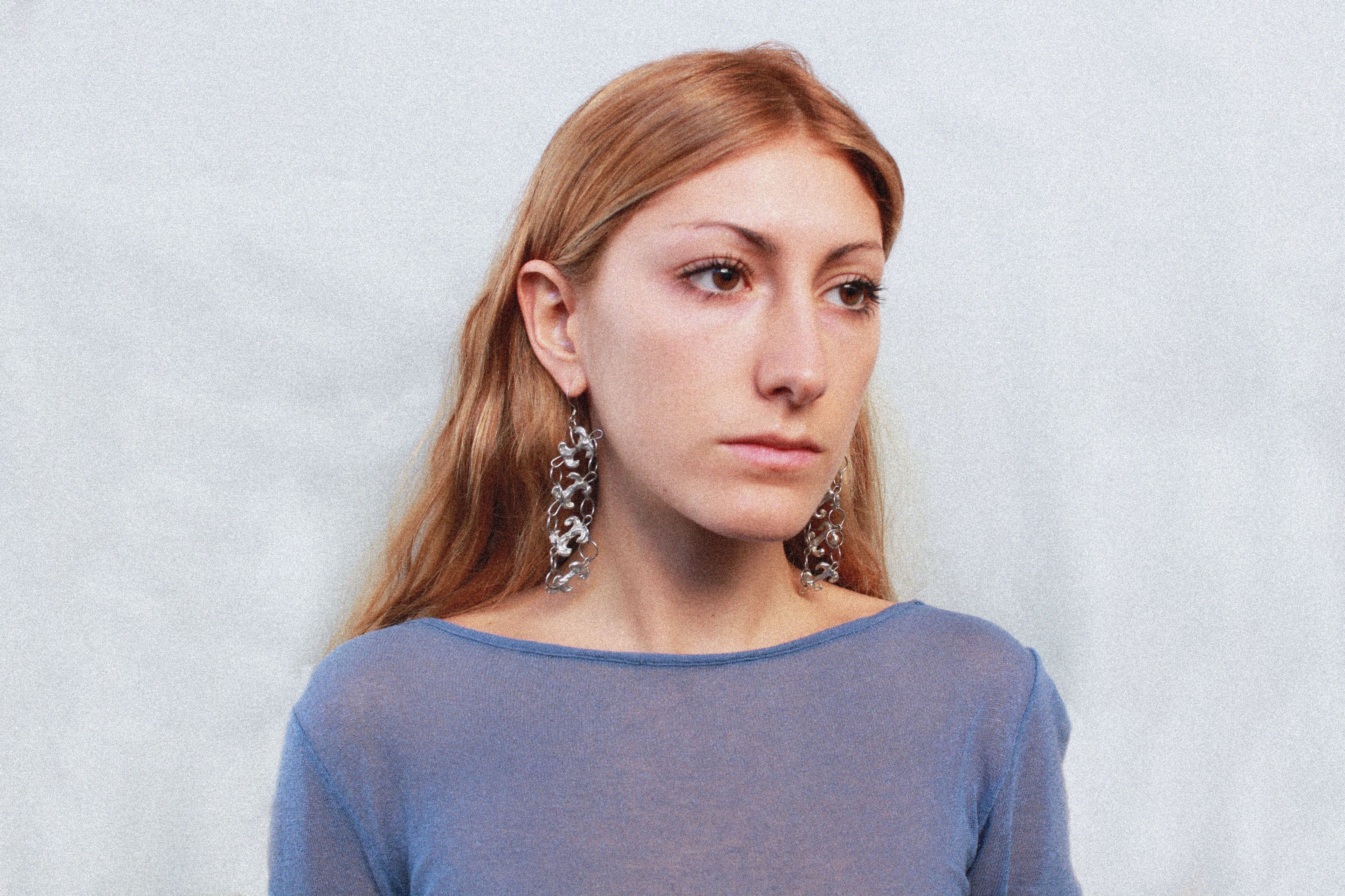 Boucles d'oreilles "orbevoie" en étain fondu à la main, pendentifs fondus individuellement, finition argentée, création artisanale Lolie bijoux unique