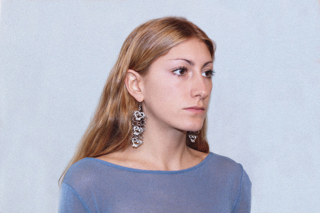 Boucles d'oreilles "orbevoie coeur" inspirées de la ferronnerie d'art avec pendentifs fondus individuellement selon un procédé artisanal unique mis au point par la marque de bijoux Lolie, finition argenté