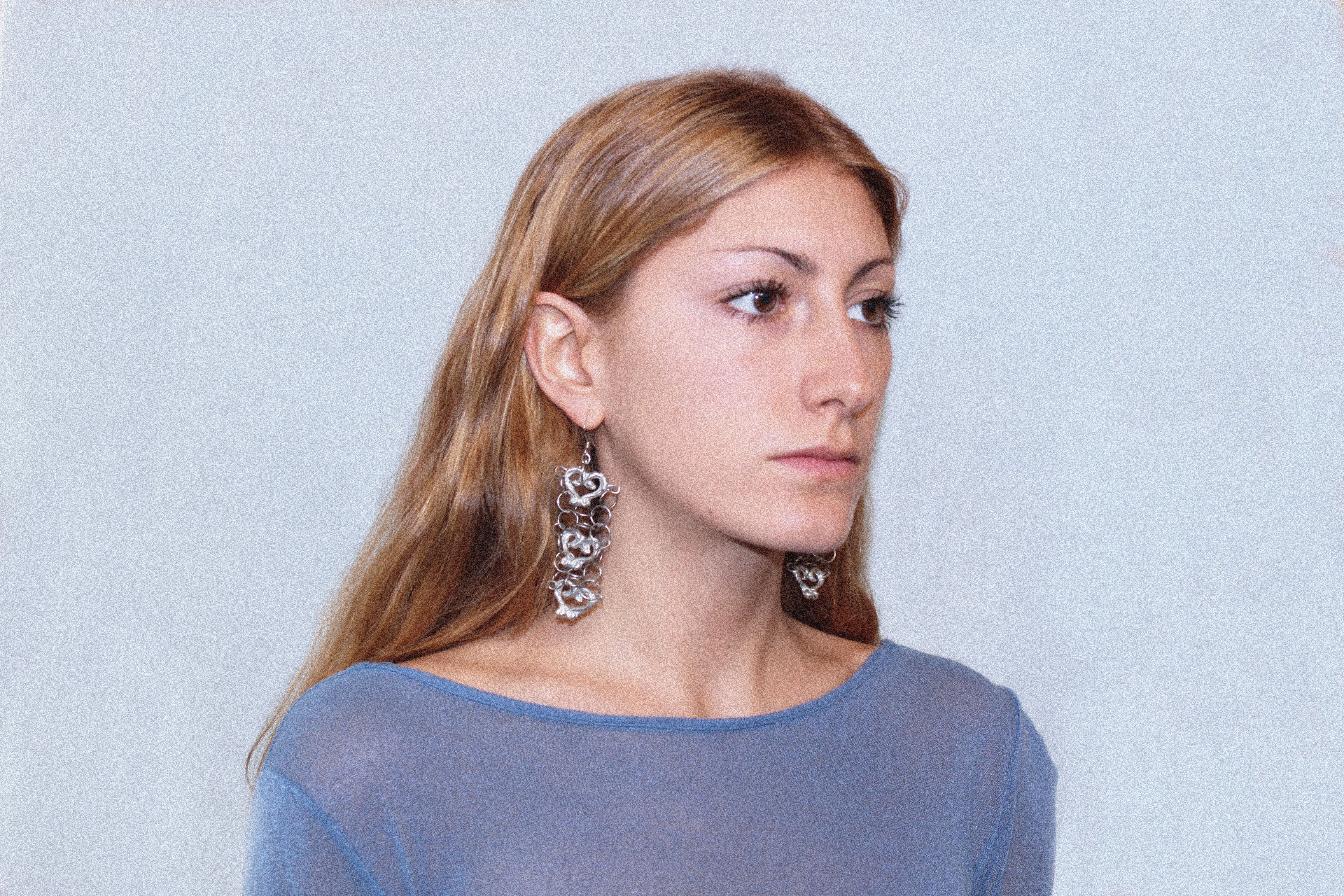 Boucles d'oreilles "orbevoie coeur" inspirées de la ferronnerie d'art avec pendentifs fondus individuellement selon un procédé artisanal unique mis au point par la marque de bijoux Lolie, finition argenté