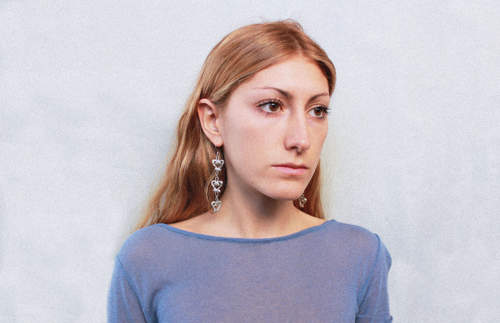 Boucles d'oreilles uniques triple coeur en étain fondu artisanalement à Paris