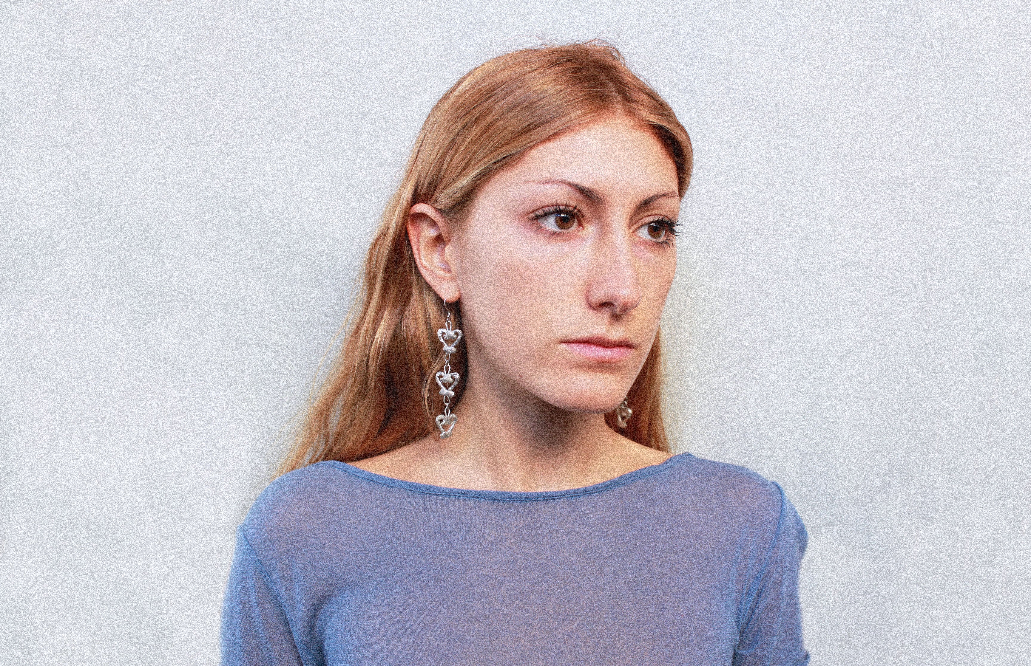 Boucles d'oreilles uniques triple coeur en étain fondu artisanalement à Paris