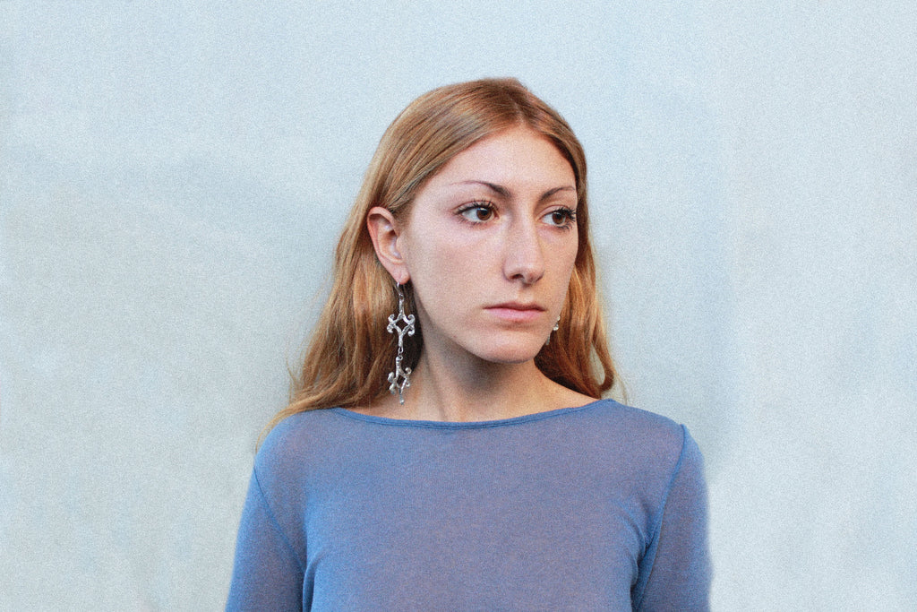 boucles d'oreilles losange stylisé inspirées de la ferronnerie d'art avec pendentifs fondus individuellement selon un procédé artisanal unique mis au point par la marque de bijoux Lolie, finition argenté