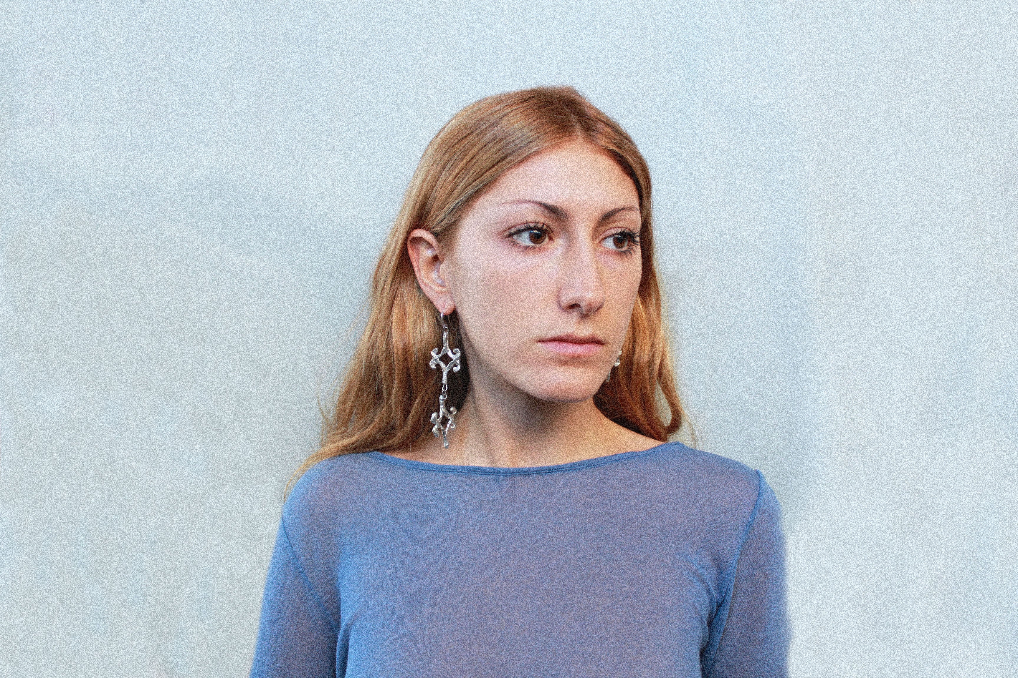 boucles d'oreilles losange stylisé inspirées de la ferronnerie d'art avec pendentifs fondus individuellement selon un procédé artisanal unique mis au point par la marque de bijoux Lolie, finition argenté