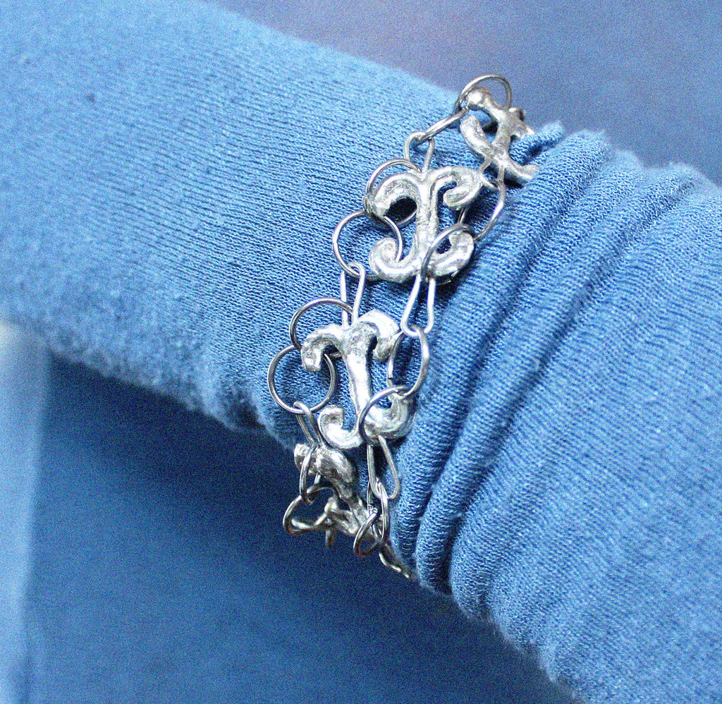 Close up détails bracelet « Orbevoie » en étain fondu à la main, finition argentée, création artisanale Lolie bijoux uniques