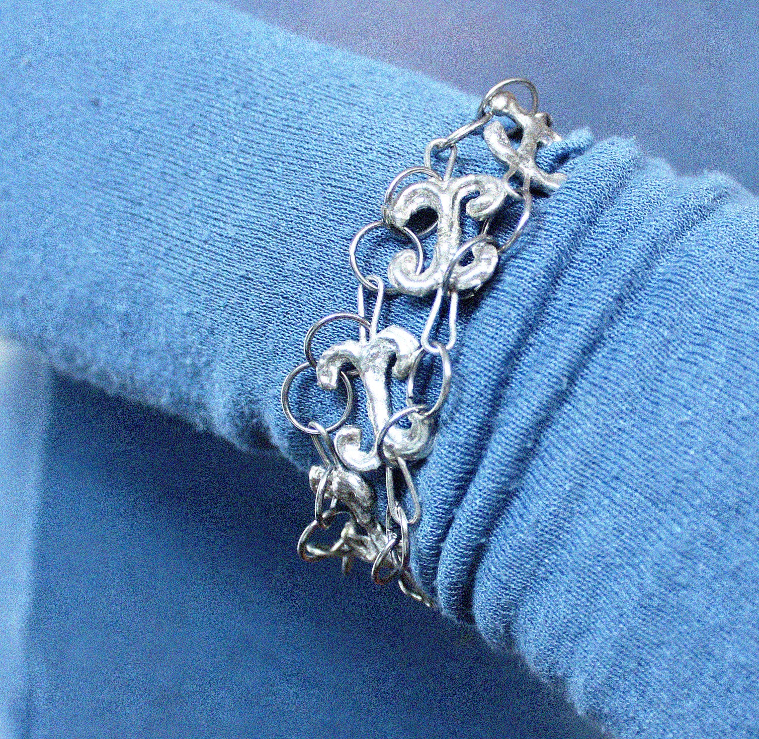 Close up détails bracelet « Orbevoie » en étain fondu à la main, finition argentée, création artisanale Lolie bijoux uniques