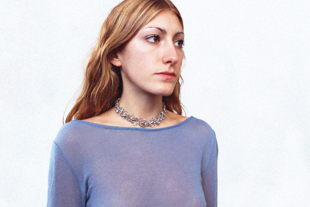 Collier double volute porté en ras du cou en étain fondu à la main selon un procédé artisanal unique établi par la marque Lolie