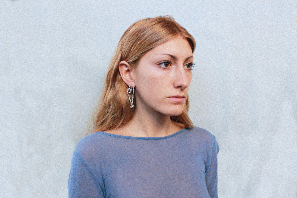 boucles d'oreilles coeur asymétrique en étain argenté fondu individuellement à la commande selon un procédé artisanal unique mis en place par la marque de bijoux Lolie