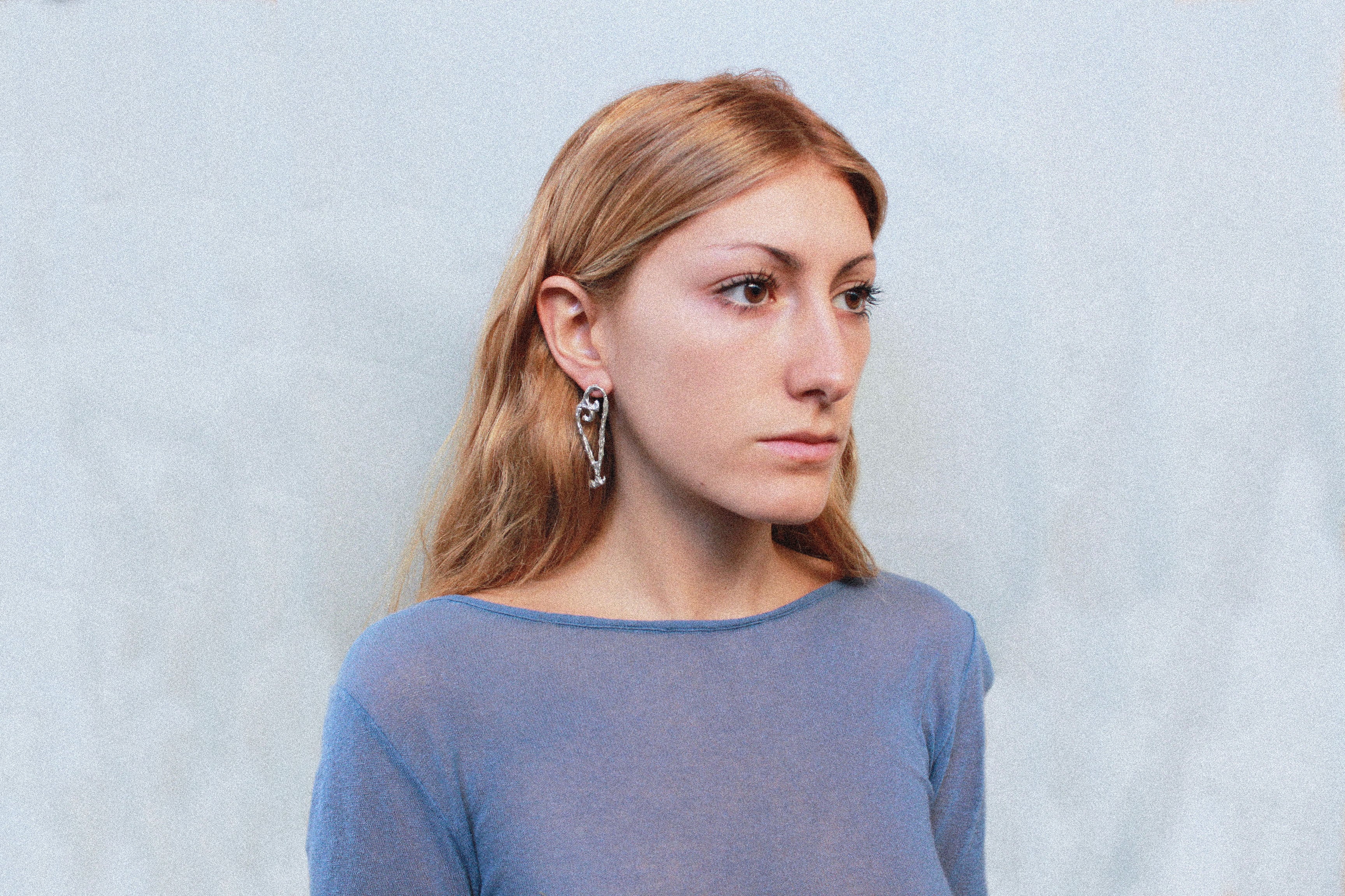 boucles d'oreilles coeur asymétrique en étain argenté fondu individuellement à la commande selon un procédé artisanal unique mis en place par la marque de bijoux Lolie