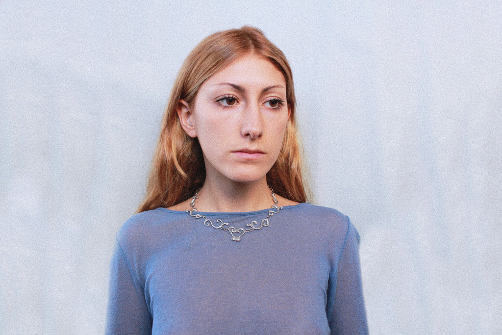 Collier inspiré de la ferronnerie d'art avec pendentifs symétriques fondus individuellement selon un procédé artisanal unique mis au point par la marque de bijoux Lolie, finition argenté, tissu organza lavande