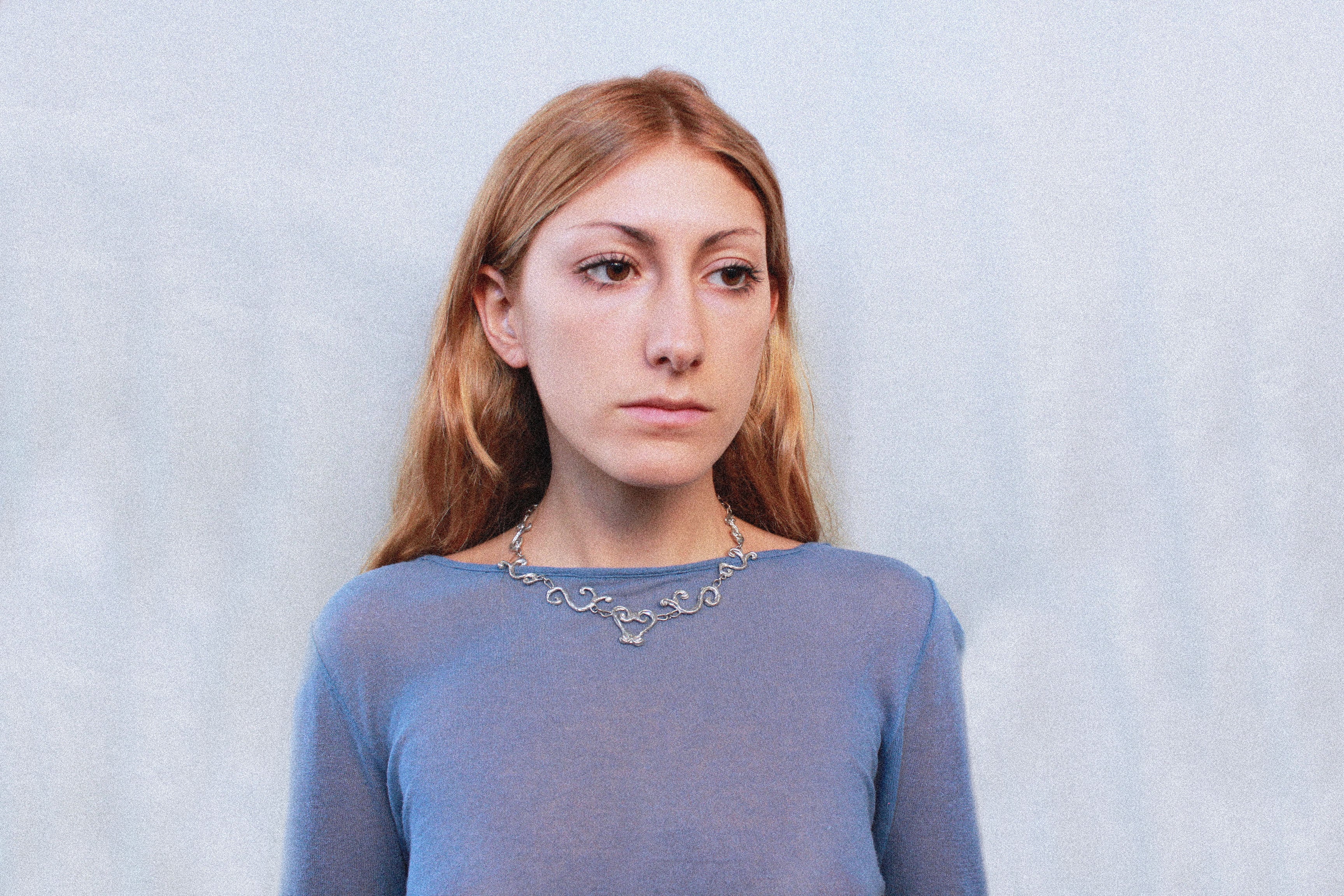 Collier inspiré de la ferronnerie d'art avec pendentifs symétriques fondus individuellement selon un procédé artisanal unique mis au point par la marque de bijoux Lolie, finition argenté, tissu organza lavande