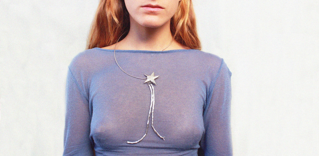 Collier étoile ou baguette magique avec étoile et ruban en étain fondu à la main, finition argentée, création artisanale Lolie bijoux uniques