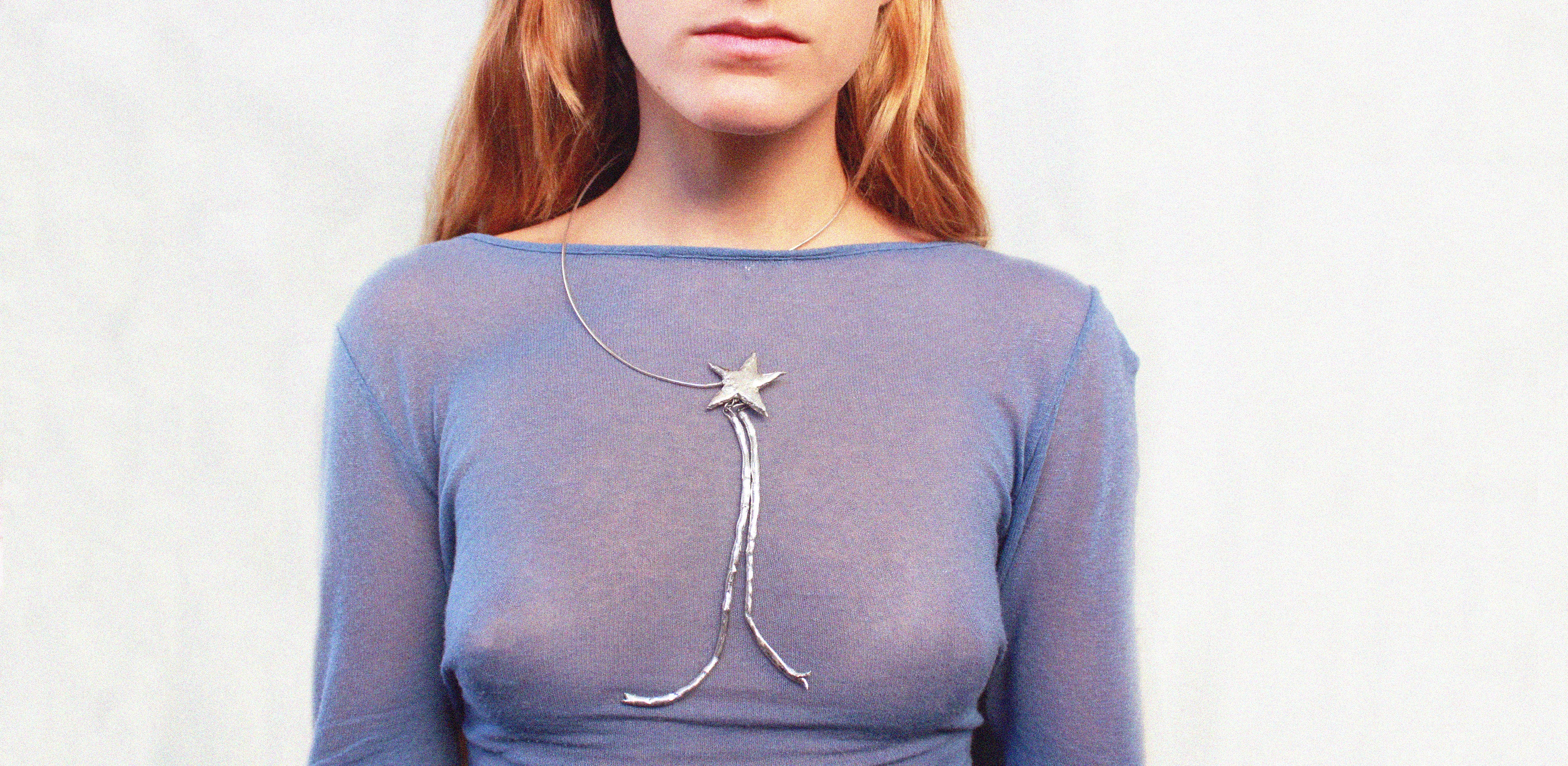 Collier étoile ou baguette magique avec étoile et ruban en étain fondu à la main, finition argentée, création artisanale Lolie bijoux uniques