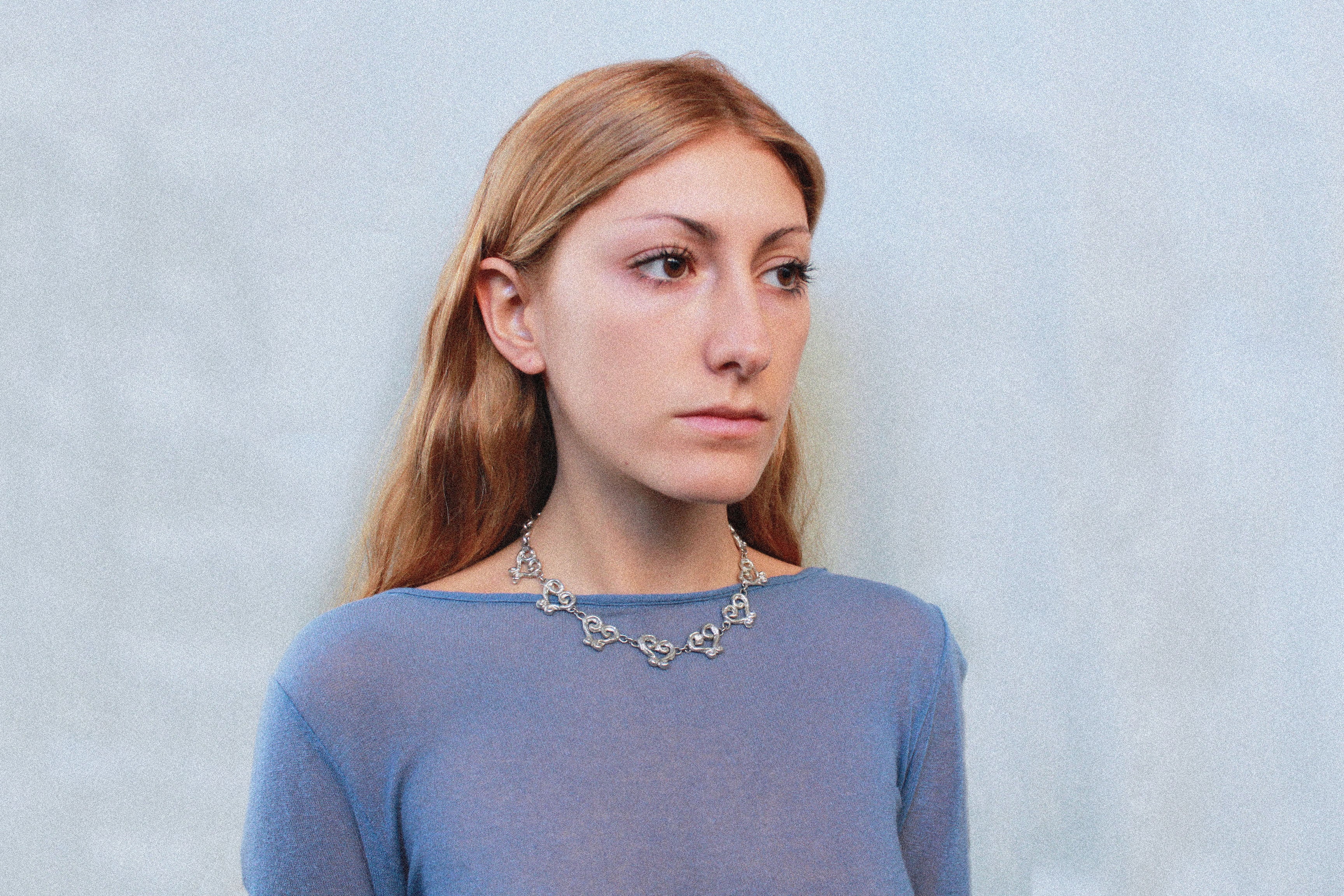 collier coeur en étain argenté fondu individuellement à la commande selon un procédé artisanal unique mis en place par la marque de bijoux Lolie