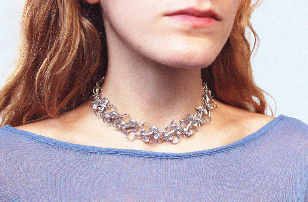 Close up collier double volute en étain fondu à la main selon un procédé artisanal unique établi par la marque Lolie