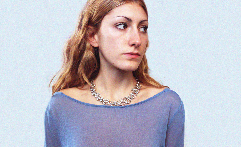 Collier double volute porté long en étain fondu à la main selon un procédé artisanal unique établi par la marque Lolie