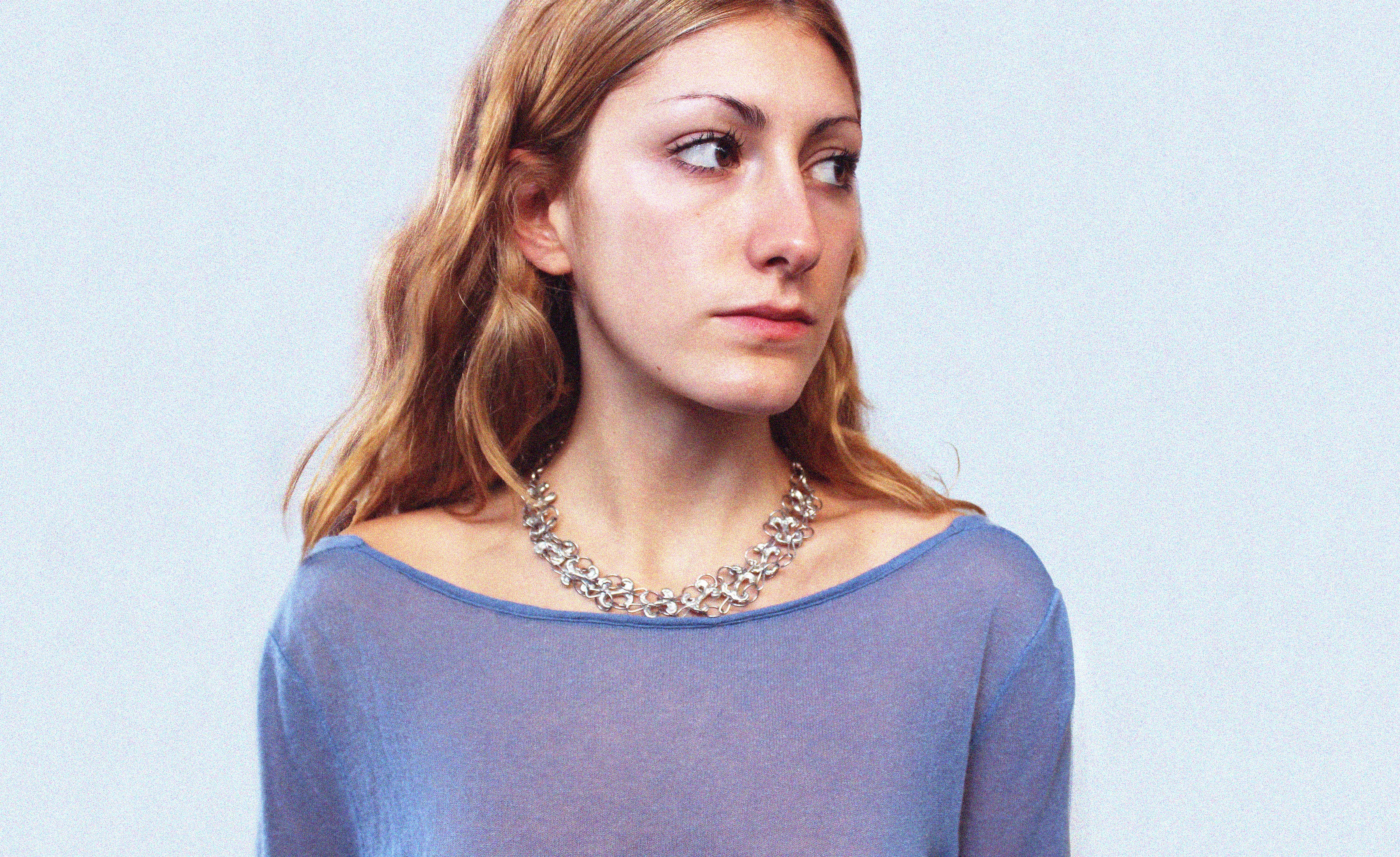 Collier double volute porté long en étain fondu à la main selon un procédé artisanal unique établi par la marque Lolie