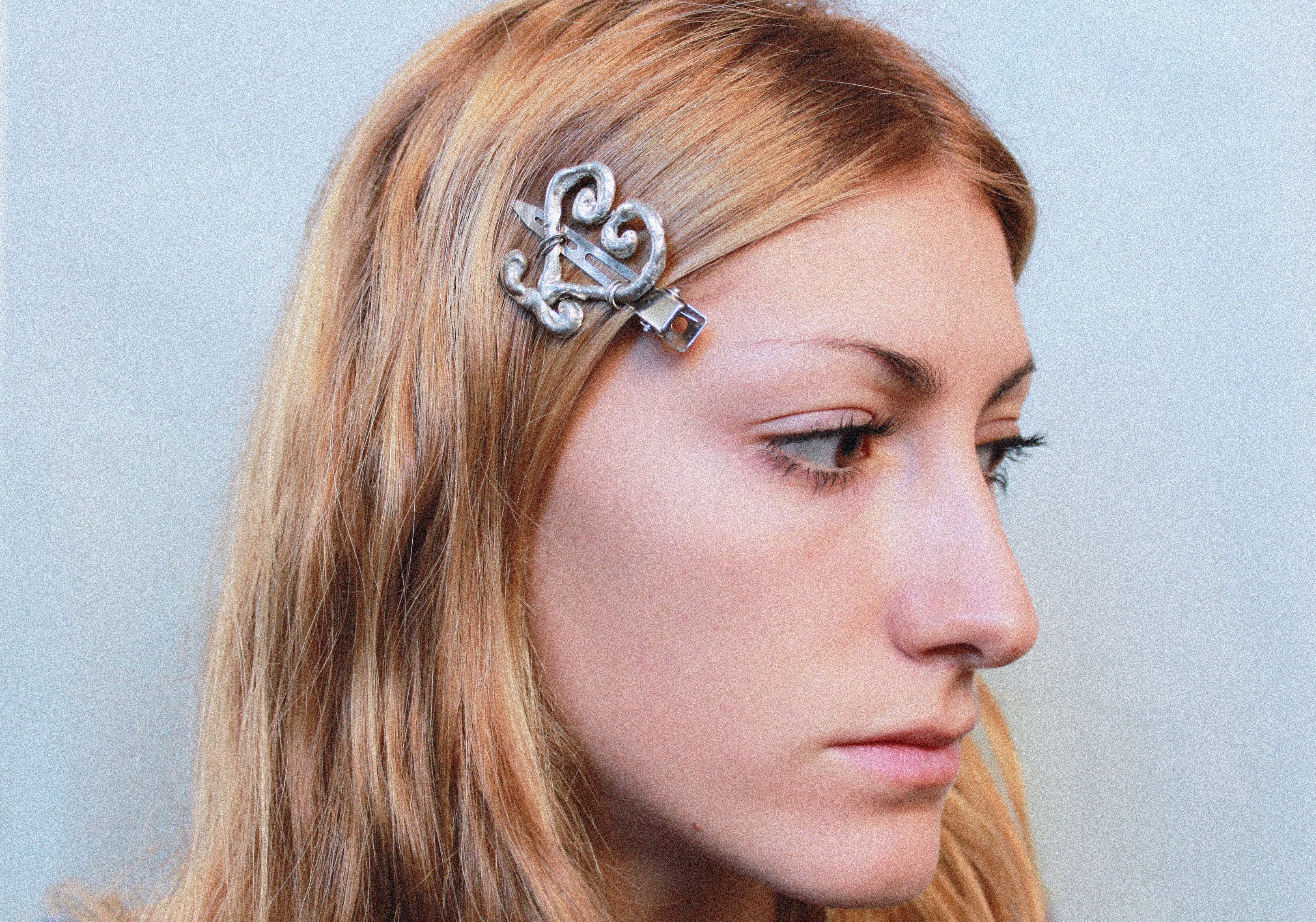 close up barette en étain fondu individuellement selon un procédé artisanal unique mis au point par la marque de bijoux Lolie, finition argenté