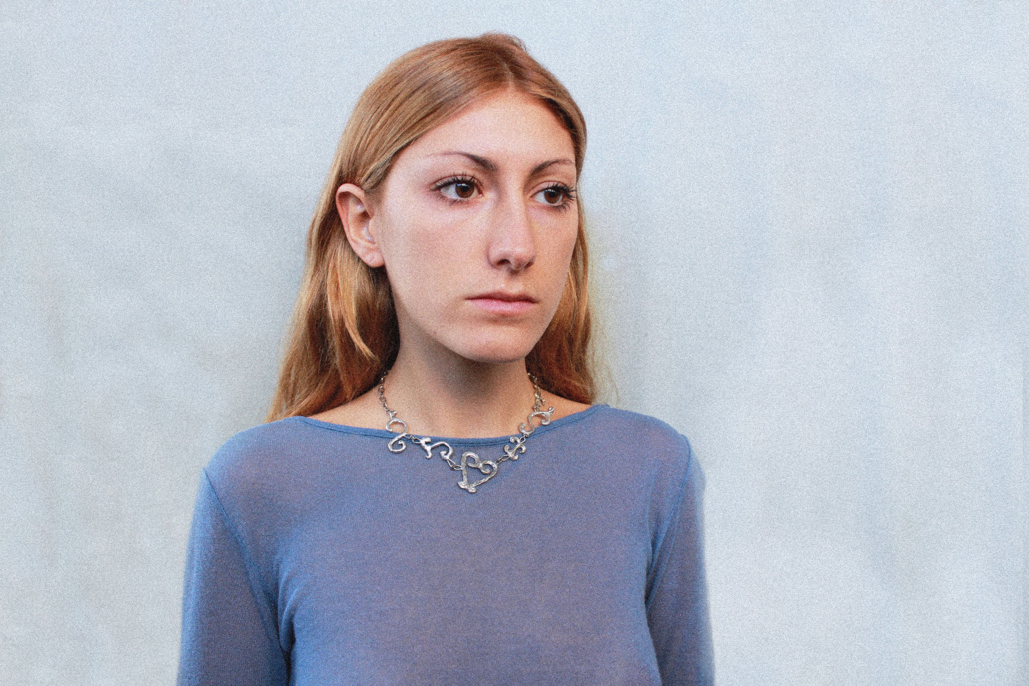 Collier inspiré de la ferronnerie d'art avec pendentifs asymétriques fondus individuellement selon un procédé artisanal unique mis au point par la marque de bijoux Lolie, finition argenté, tissu organza lavande