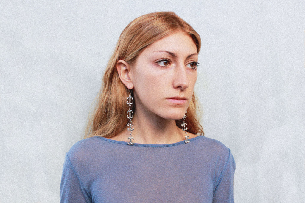 Boucles d'oreilles volutes inspirées de la ferronnerie d'art avec pendentifs fondus individuellement selon un procédé artisanal unique mis au point par la marque de bijoux Lolie, finition argenté
