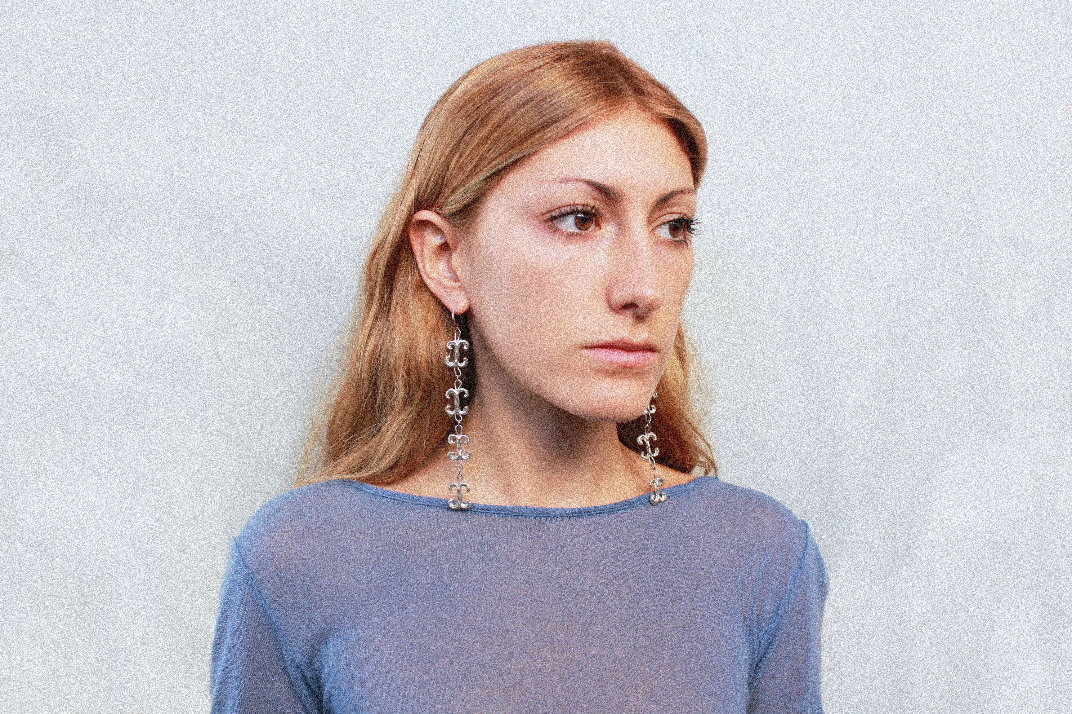 Boucles d'oreilles volutes inspirées de la ferronnerie d'art avec pendentifs fondus individuellement selon un procédé artisanal unique mis au point par la marque de bijoux Lolie, finition argenté