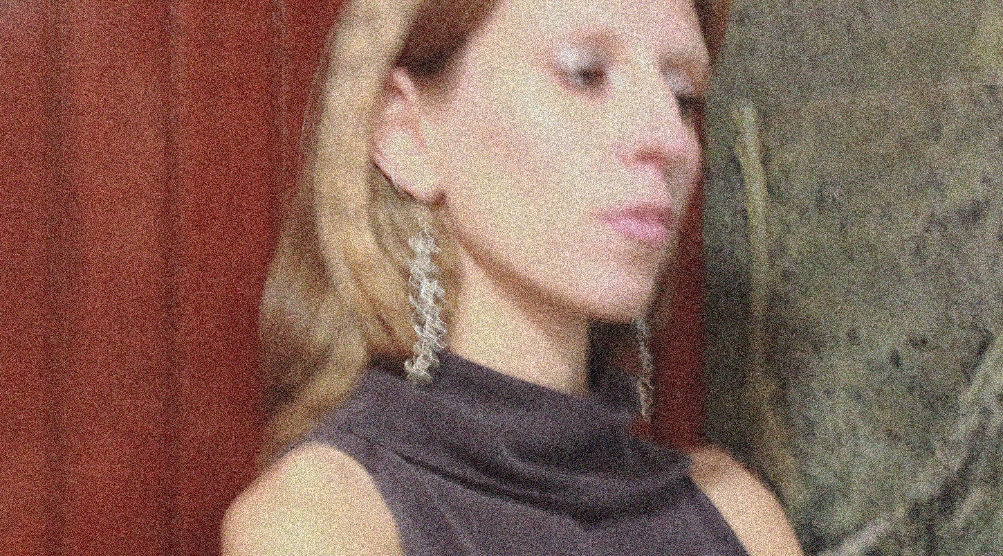 zoom boucles d'oreilles volutes avec pendentifs fondus individuellement à la main par la marque Lolie