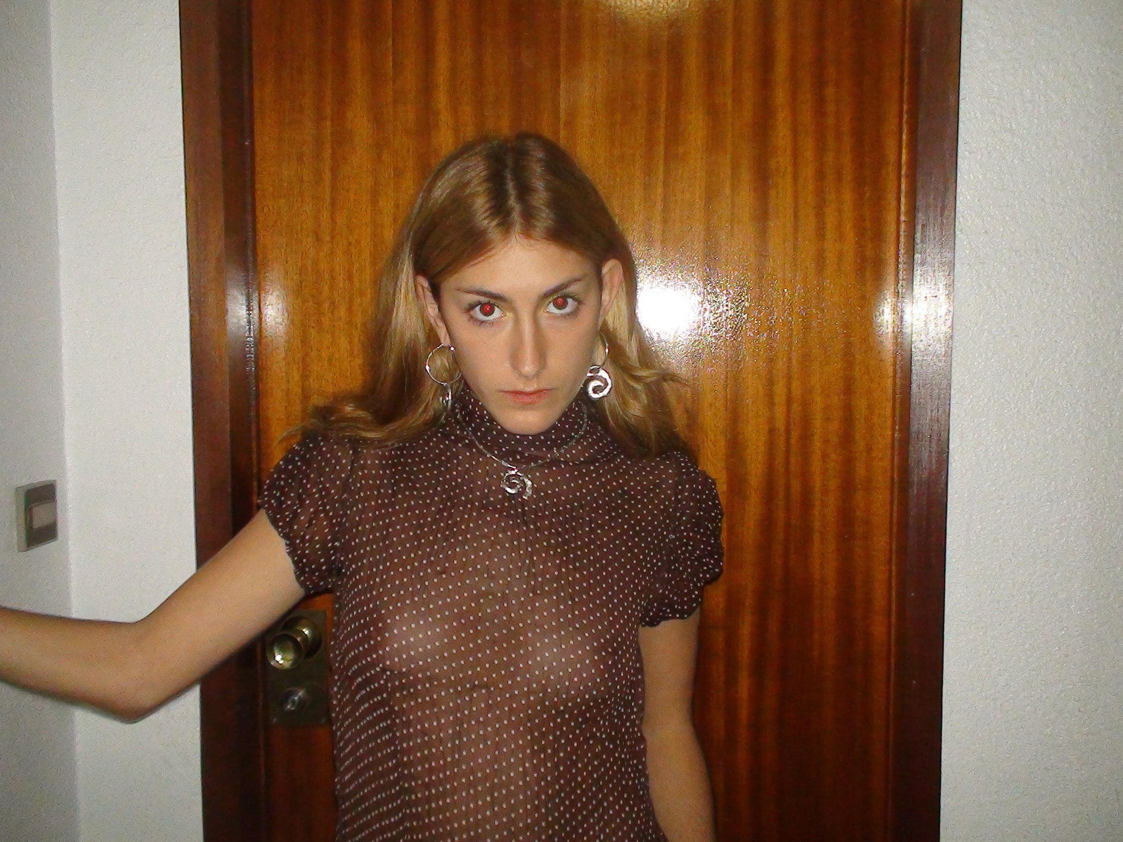 close up set de collier et boucles d'oreilles fondues à la main