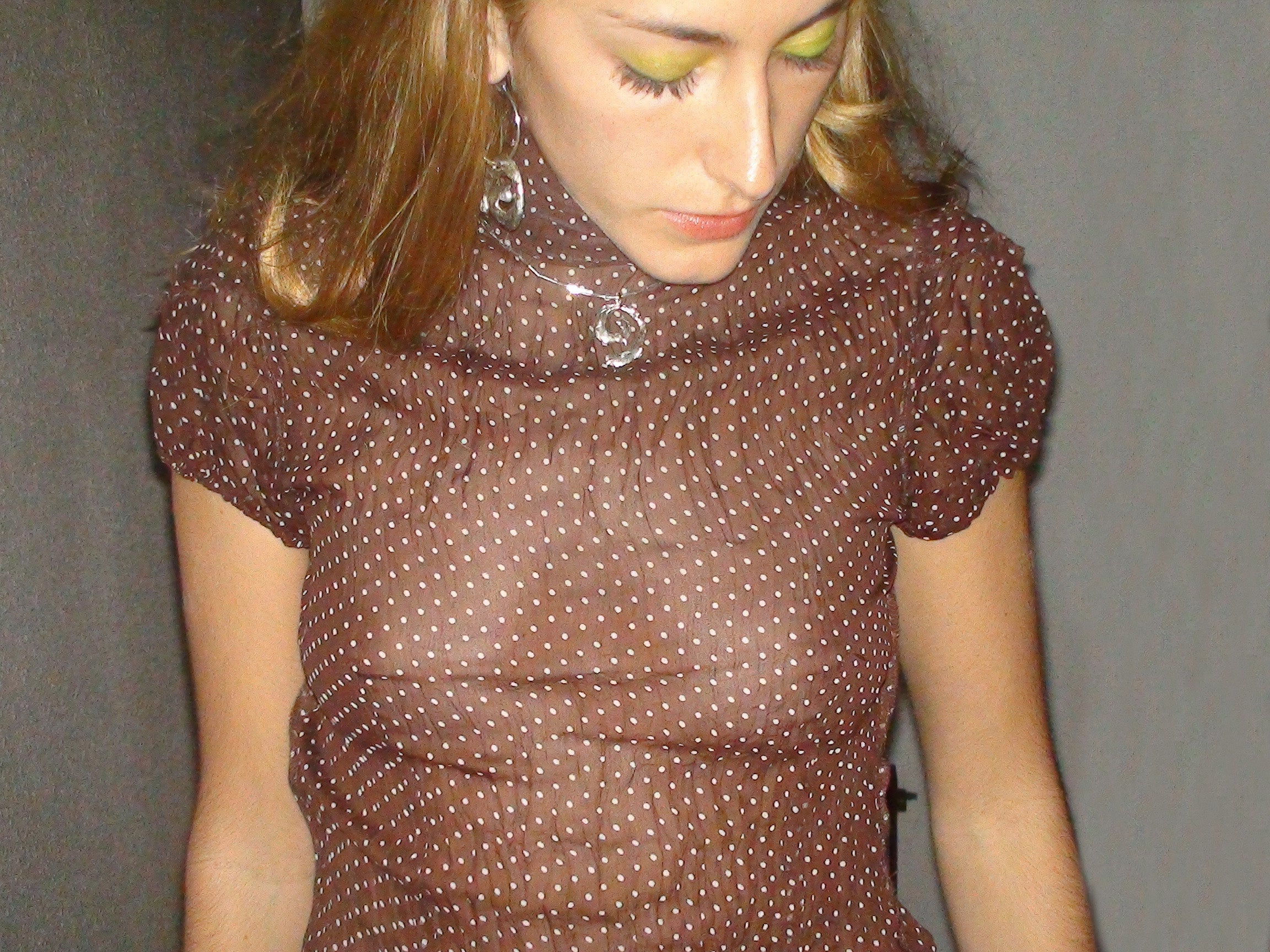 close up set de bijoux Lolie étain fondu à la main selon procédé artisanal unique et perles de rocailles upcyclées