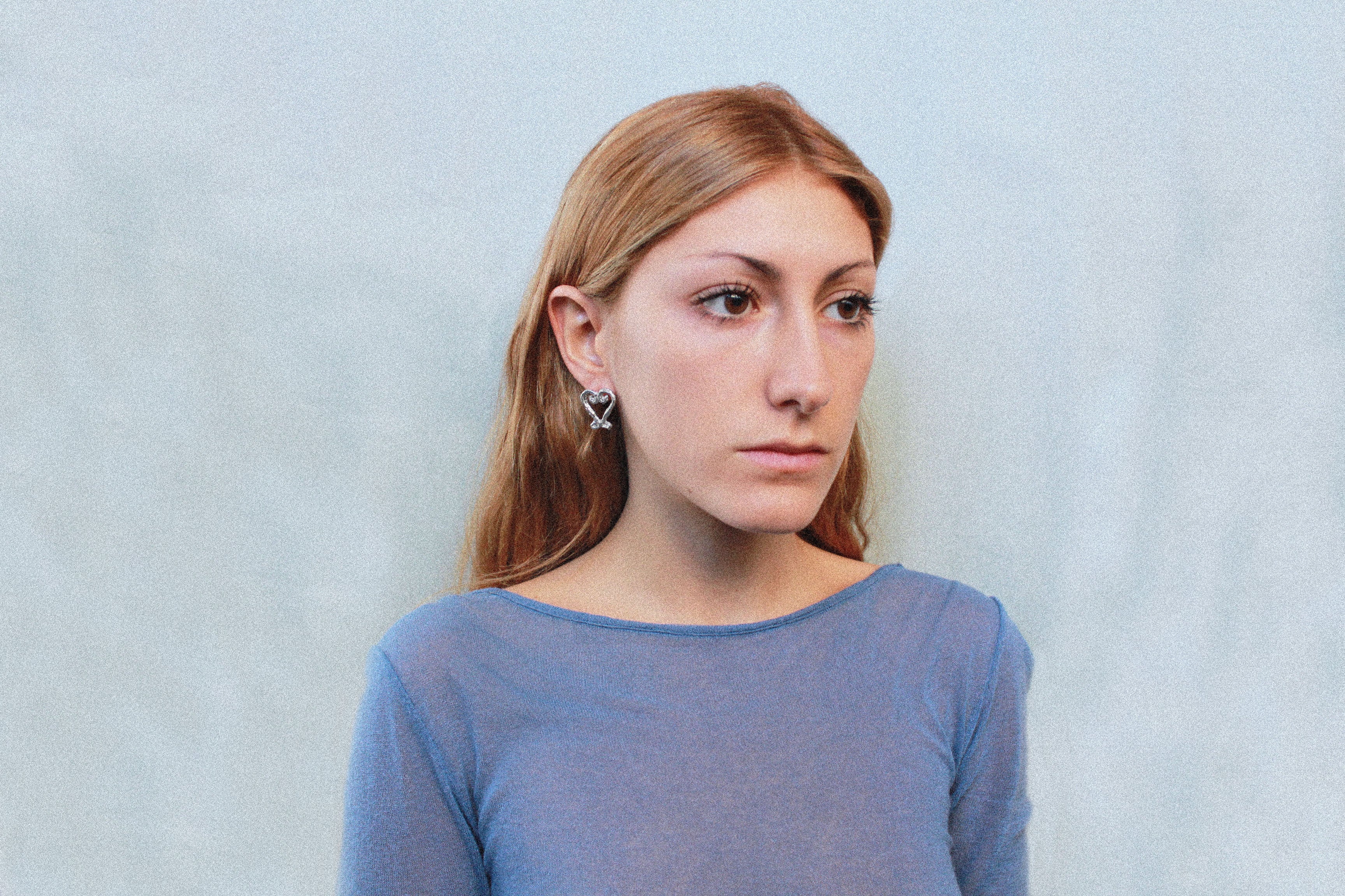 boucles d'oreilles coeur en étain argenté fondu individuellement à la commande selon un procédé artisanal unique mis en place par la marque de bijoux Lolie