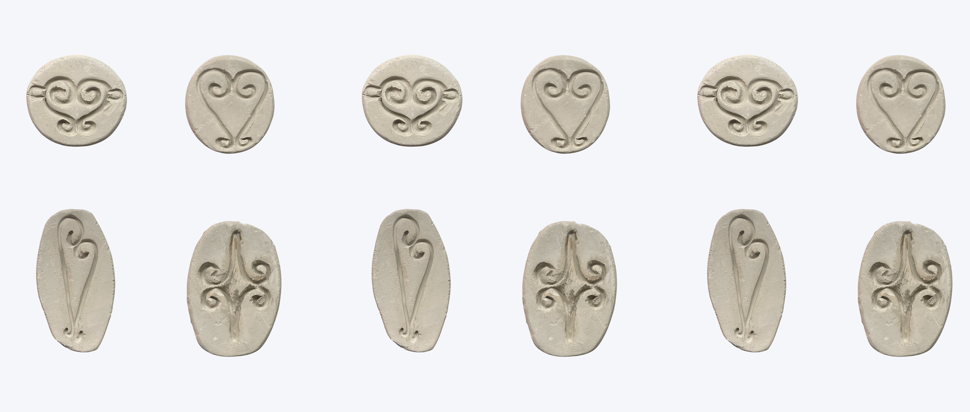 moule coeur et volute en argile réalisé individuellement à la main pour fonte d'étain artisanale