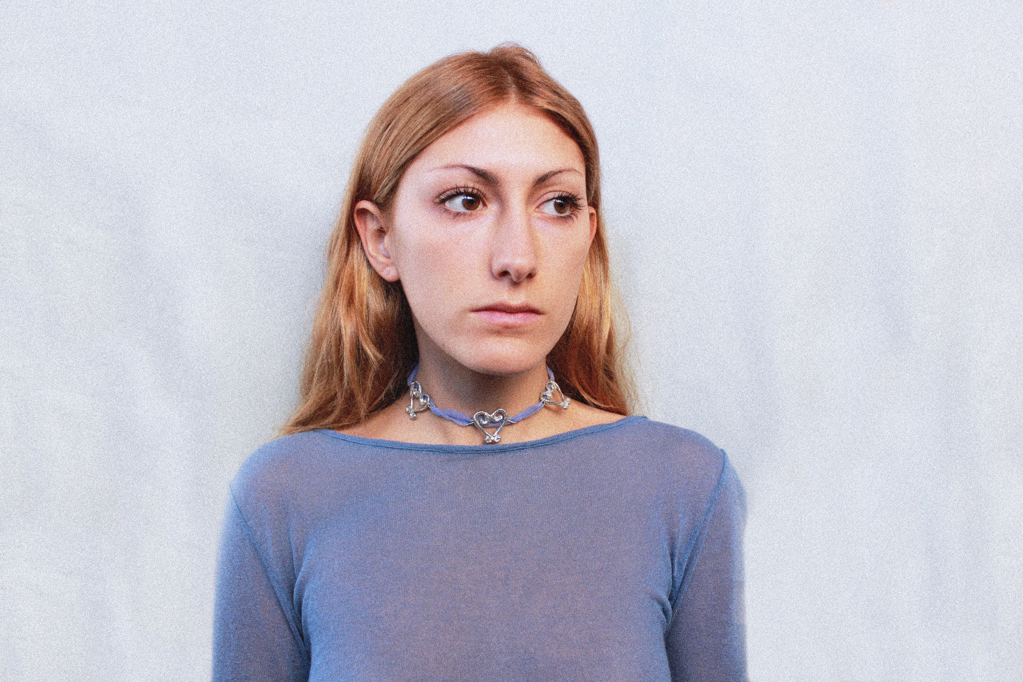 Collier organza et pendentifs coeurs fondus individuellement selon un procédé artisanal unique mis au point par la marque de bijoux Lolie, finition argenté, tissu organza lavande