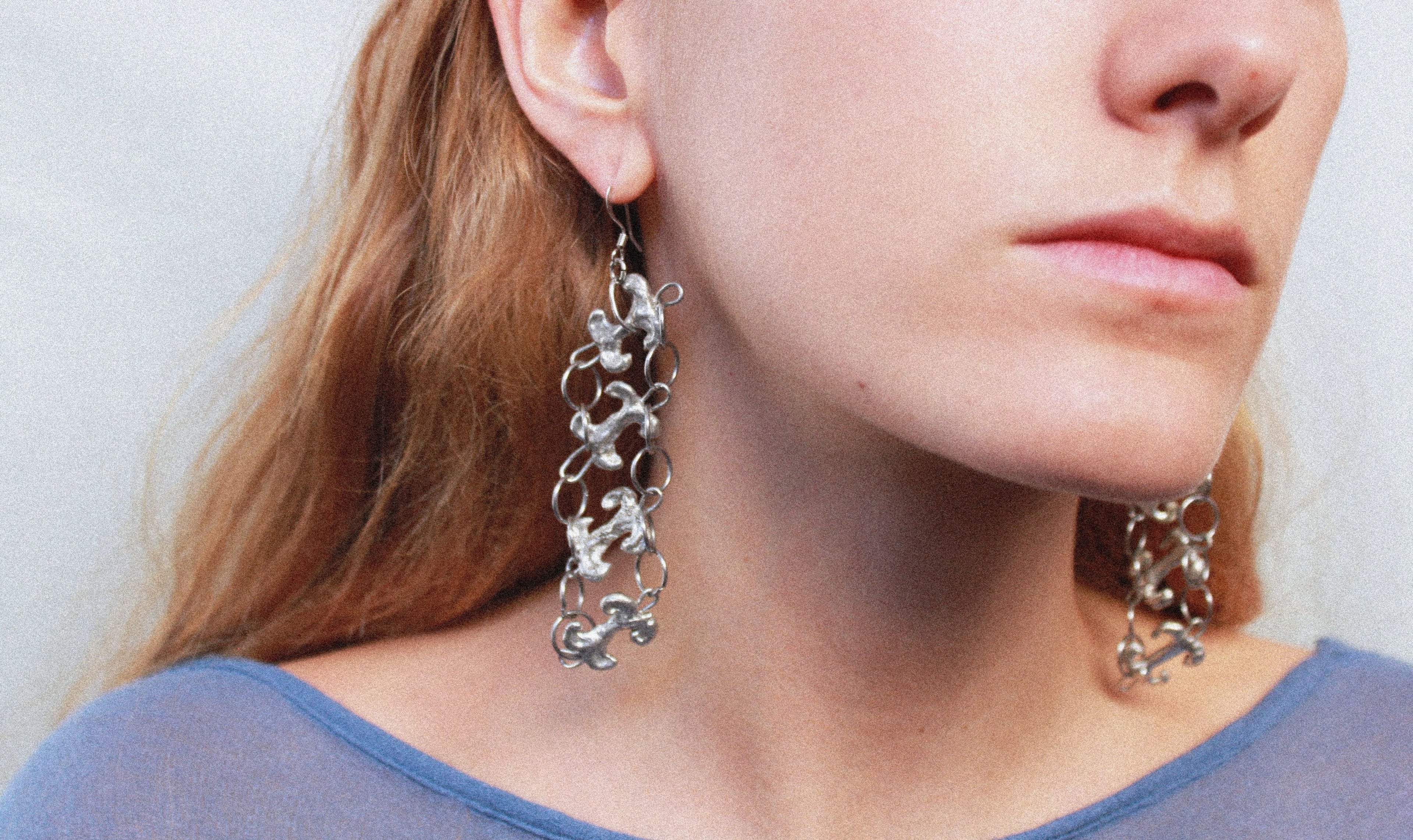 Close up boucles d'oreilles "orbevoie" en étain fondu à la main, pendentifs fondus individuellement, finition argentée, création artisanale Lolie bijoux unique