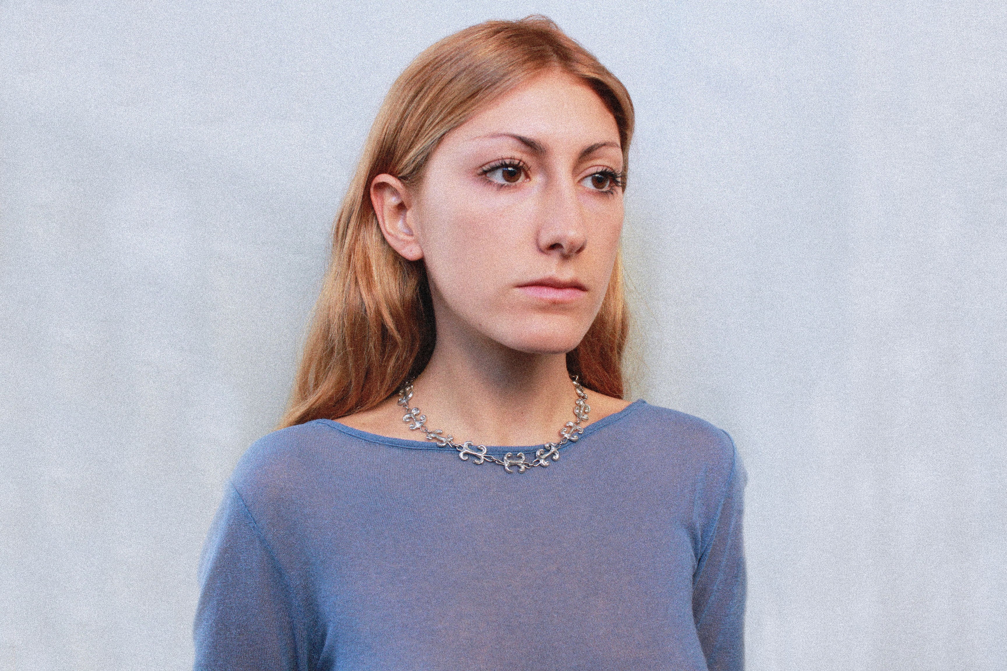 collier inspiré de la ferronnerie d'art avec pendentifs "volute" fondus individuellement selon un procédé artisanal unique mis au point par la marque de bijoux Lolie, finition argenté, tissu organza lavande